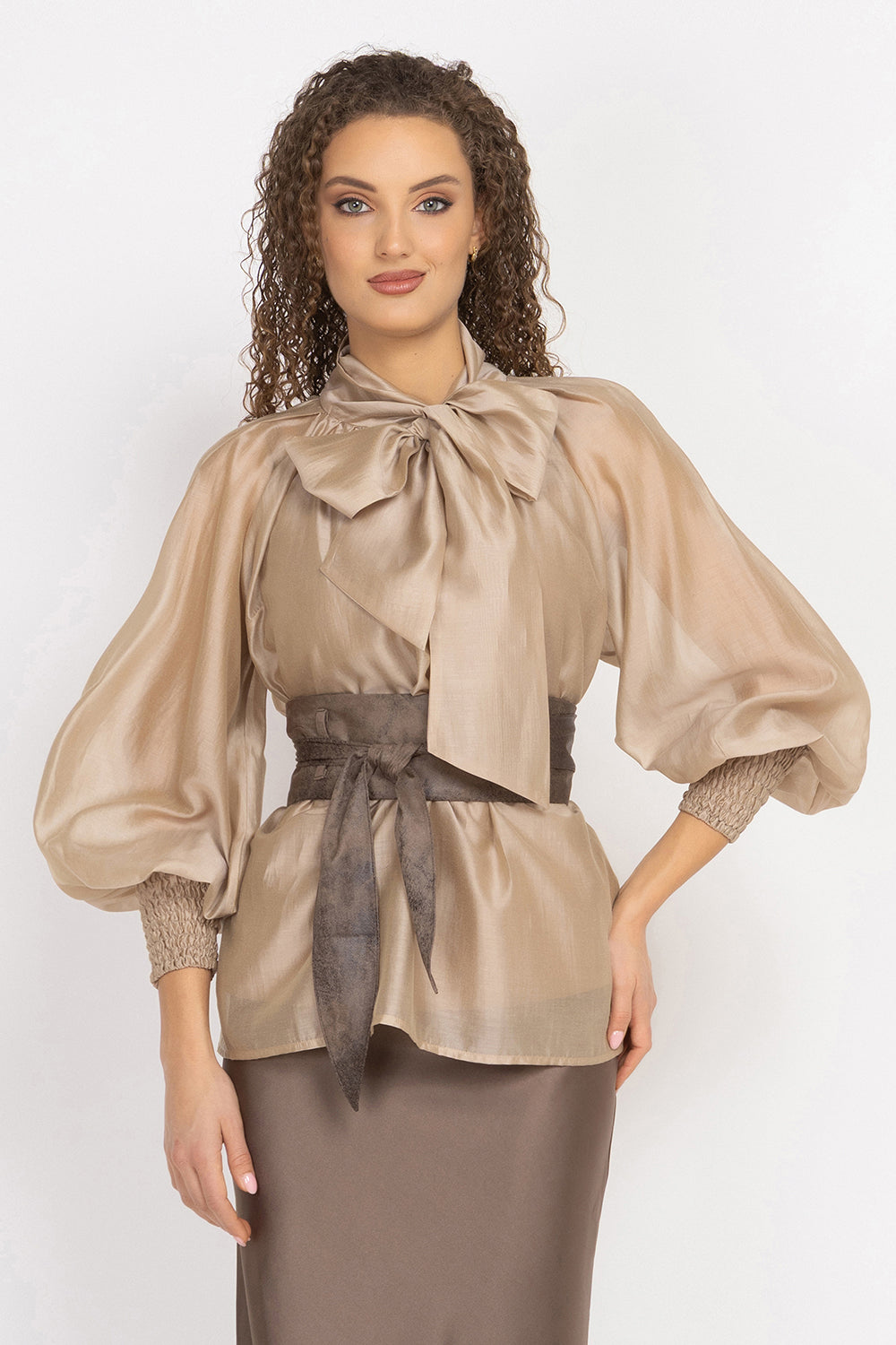 BOHEMIAN BEIGE LYOCELL BLOUSE WITH PUFF SLEEVES AND TIE-FRONT COLLAR - ESSENTIALS JIORO БОХЕМСКА РИЗА ОТ ЛИОЦЕЛ В БЕЖОВО С БОГАТИ РЪКАВИ И ВРЪЗКА - ESSENTIALS JIORO