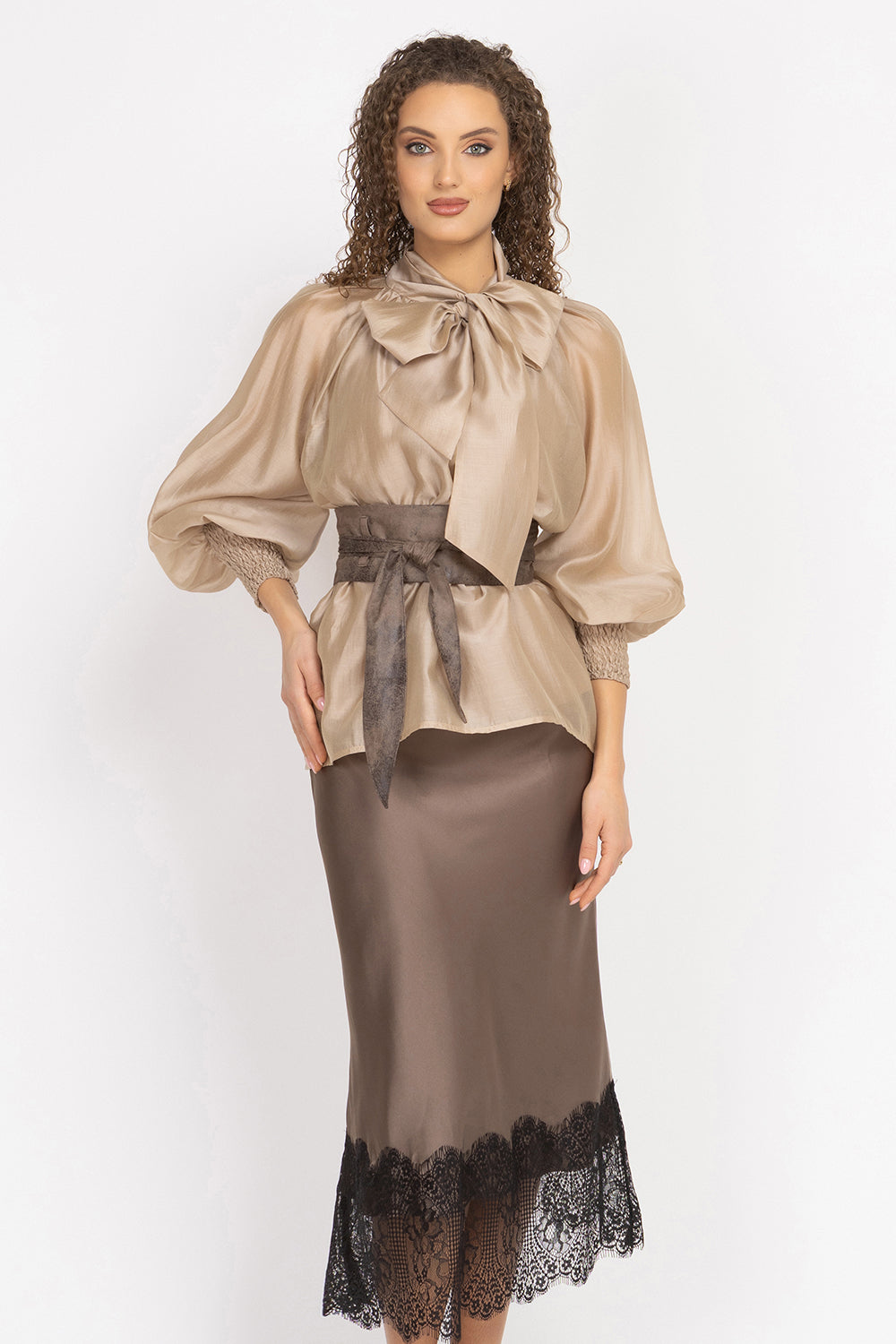 BOHEMIAN BEIGE LYOCELL BLOUSE WITH PUFF SLEEVES AND TIE-FRONT COLLAR - ESSENTIALS JIORO БОХЕМСКА РИЗА ОТ ЛИОЦЕЛ В БЕЖОВО С БОГАТИ РЪКАВИ И ВРЪЗКА - ESSENTIALS JIORO
