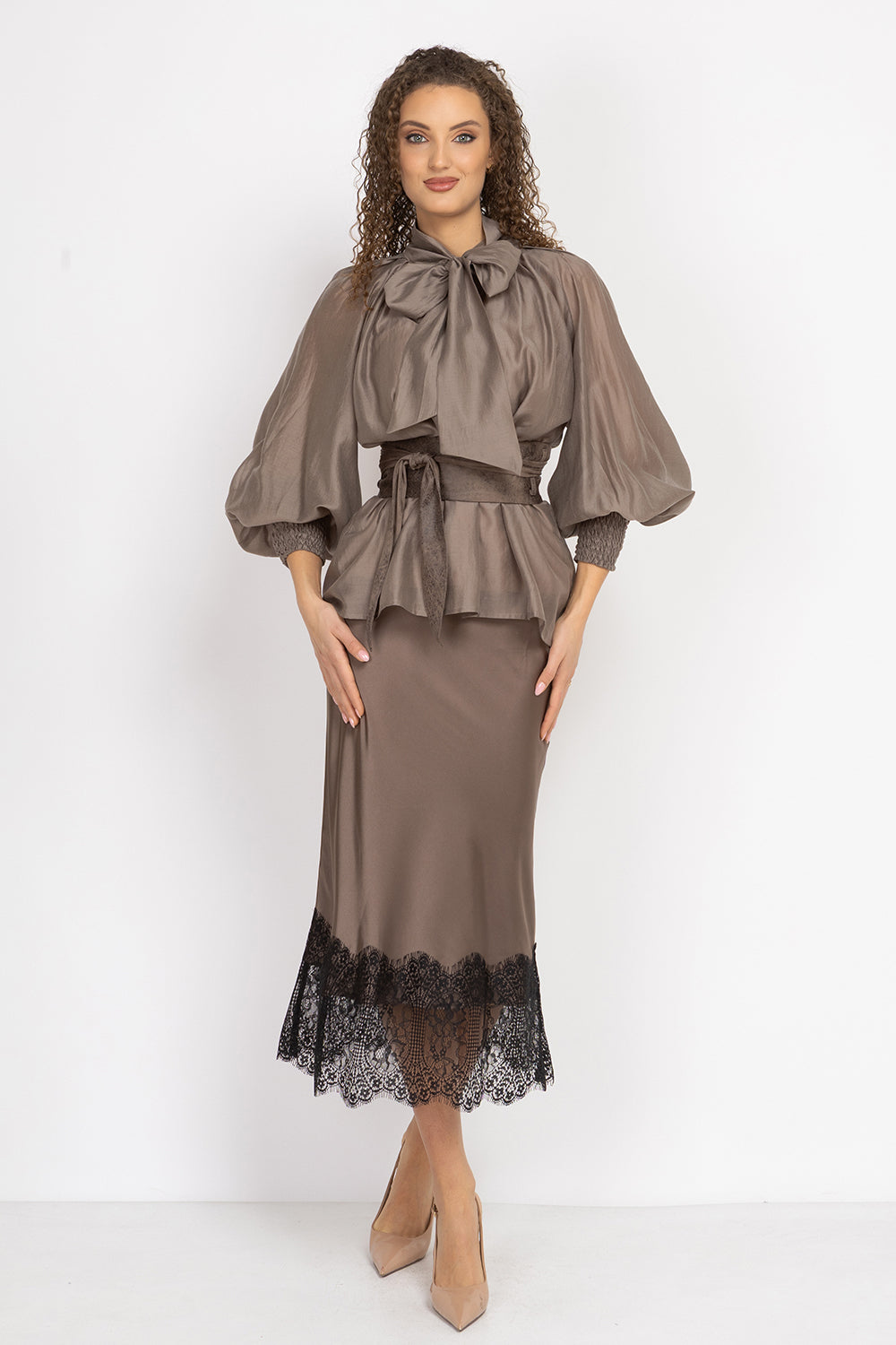 BOHEMIAN MOCHA LYOCELL BLOUSE WITH PUFF SLEEVES AND TIE-FRONT COLLAR - ESSENTIALS JIORO БОХЕМСКА РИЗА ОТ ЛИОЦЕЛ С БОГАТИ РЪКАВИ И ВРЪЗКА В МОКА JIORO