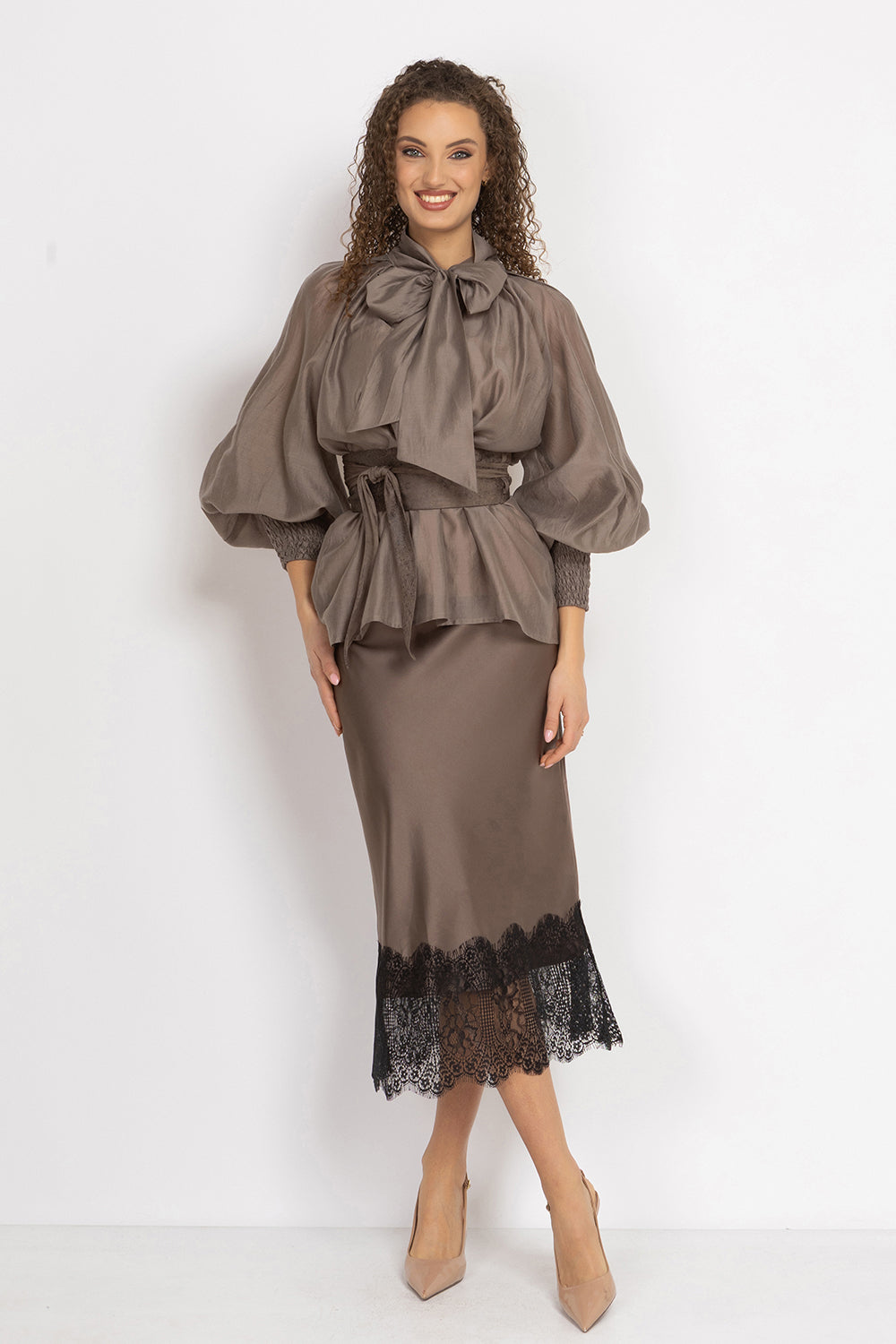 BOHEMIAN MOCHA LYOCELL BLOUSE WITH PUFF SLEEVES AND TIE-FRONT COLLAR - ESSENTIALS JIORO БОХЕМСКА РИЗА ОТ ЛИОЦЕЛ С БОГАТИ РЪКАВИ И ВРЪЗКА В МОКА JIORO