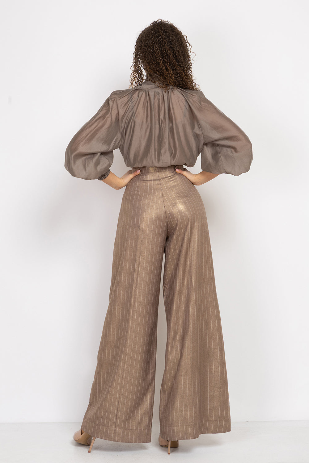 BOHEMIAN MOCHA LYOCELL BLOUSE WITH PUFF SLEEVES AND TIE-FRONT COLLAR - ESSENTIALS JIORO БОХЕМСКА РИЗА ОТ ЛИОЦЕЛ С БОГАТИ РЪКАВИ И ВРЪЗКА В МОКА JIORO