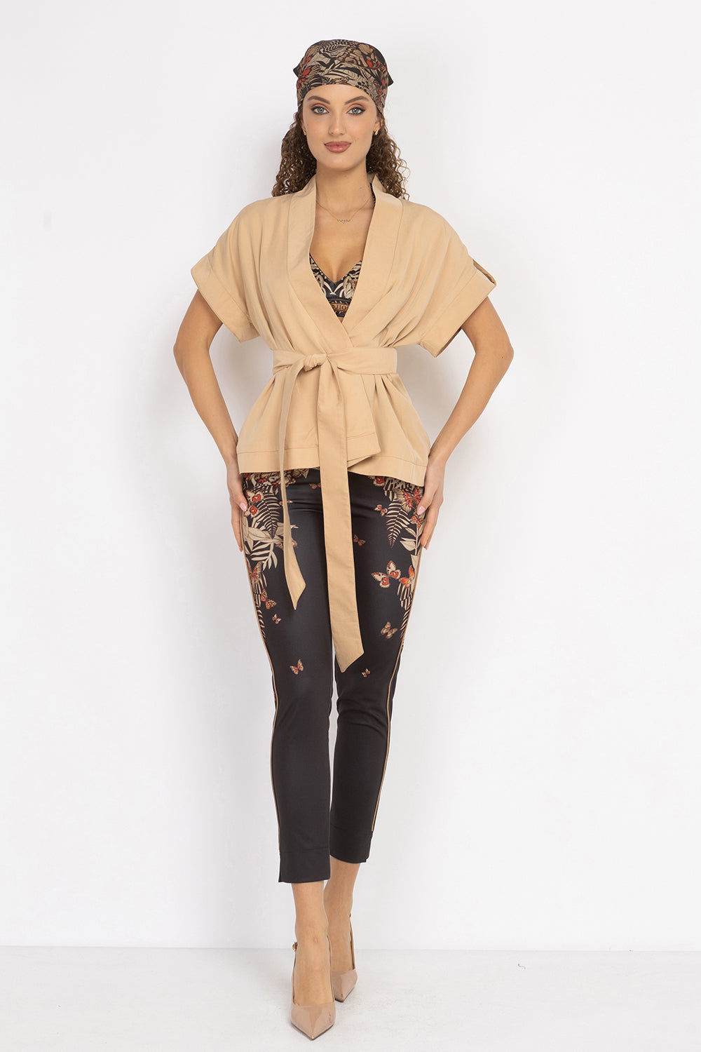 BEIGE SHORT-SLEEVE JACKET WITH BELT AND LINING - ESSENTIALS JIORO САКО ОТ ЛИОСЕЛ ТИП КИМОНО С КЪС РЪКАВ И КОЛАН В БЕЖОВО - ESSENTIALS JIORO
