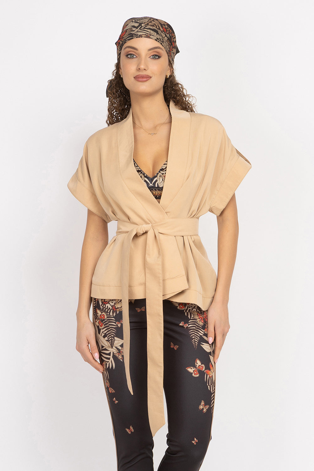 BEIGE SHORT-SLEEVE JACKET WITH BELT AND LINING - ESSENTIALS JIORO САКО ОТ ЛИОСЕЛ ТИП КИМОНО С КЪС РЪКАВ И КОЛАН В БЕЖОВО - ESSENTIALS JIORO