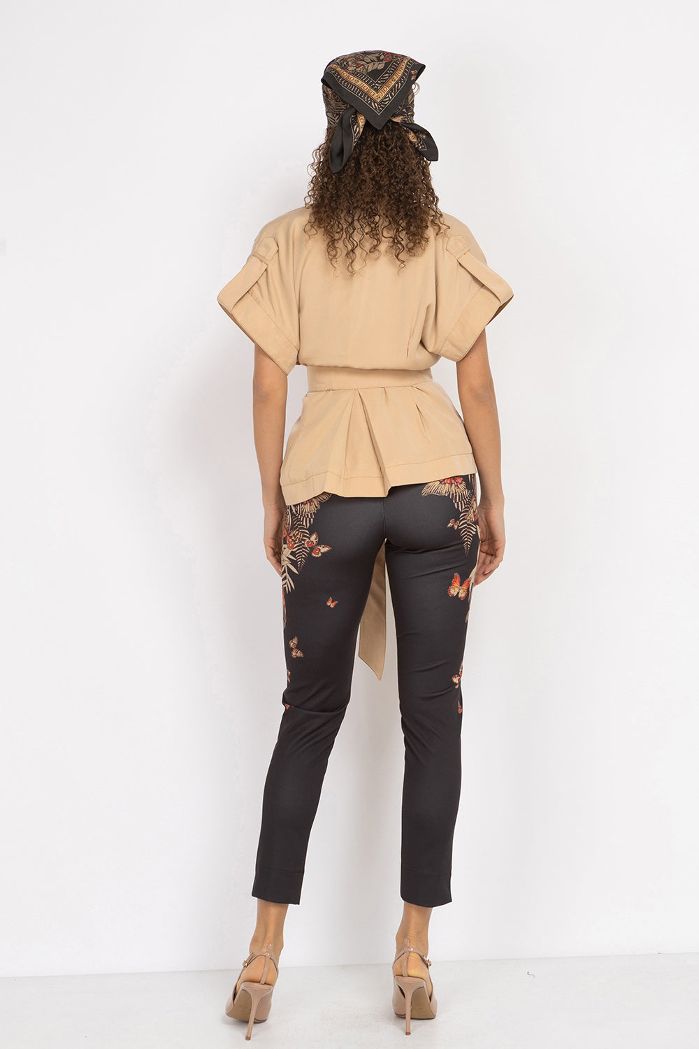 BEIGE SHORT-SLEEVE JACKET WITH BELT AND LINING - ESSENTIALS JIORO САКО ОТ ЛИОСЕЛ ТИП КИМОНО С КЪС РЪКАВ И КОЛАН В БЕЖОВО - ESSENTIALS JIORO