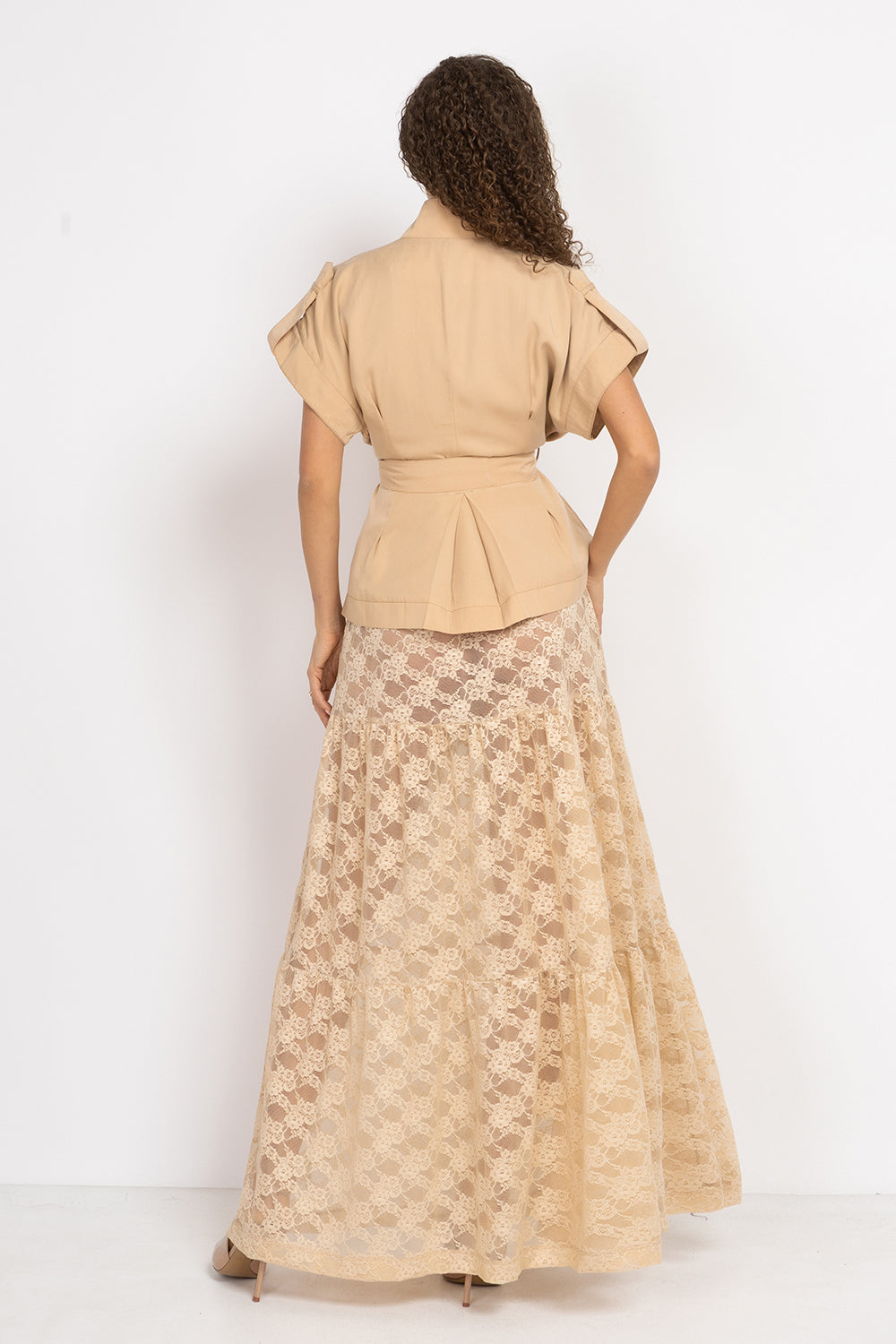 BEIGE SHORT-SLEEVE JACKET WITH BELT AND LINING - ESSENTIALS JIORO САКО ОТ ЛИОСЕЛ ТИП КИМОНО С КЪС РЪКАВ И КОЛАН В БЕЖОВО - ESSENTIALS JIORO