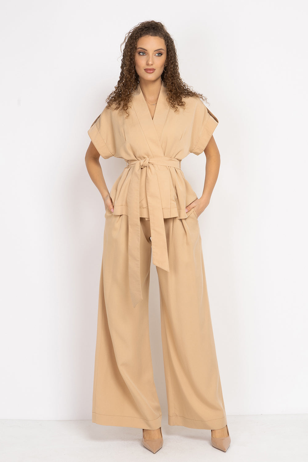 BEIGE SHORT-SLEEVE JACKET WITH BELT AND LINING - ESSENTIALS JIORO САКО ОТ ЛИОСЕЛ ТИП КИМОНО С КЪС РЪКАВ И КОЛАН В БЕЖОВО - ESSENTIALS JIORO