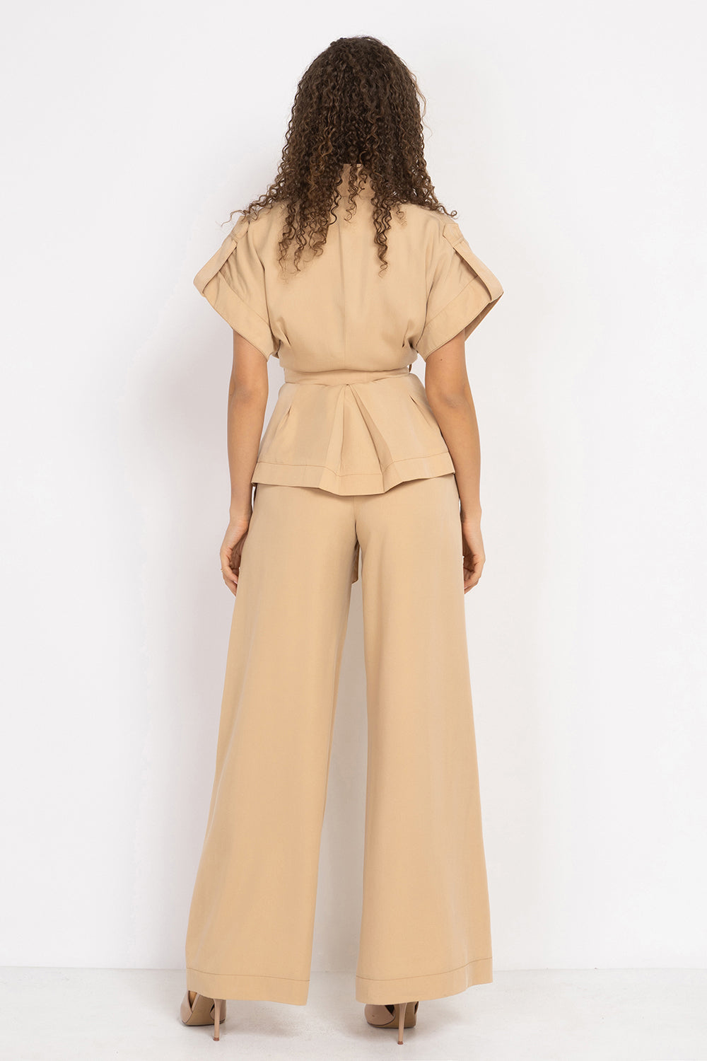 BEIGE SHORT-SLEEVE JACKET WITH BELT AND LINING - ESSENTIALS JIORO САКО ОТ ЛИОСЕЛ ТИП КИМОНО С КЪС РЪКАВ И КОЛАН В БЕЖОВО - ESSENTIALS JIORO