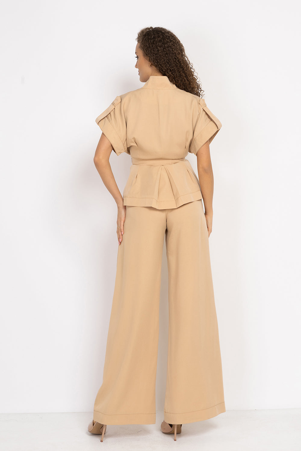 BEIGE SHORT-SLEEVE JACKET WITH BELT AND LINING - ESSENTIALS JIORO САКО ОТ ЛИОСЕЛ ТИП КИМОНО С КЪС РЪКАВ И КОЛАН В БЕЖОВО - ESSENTIALS JIORO