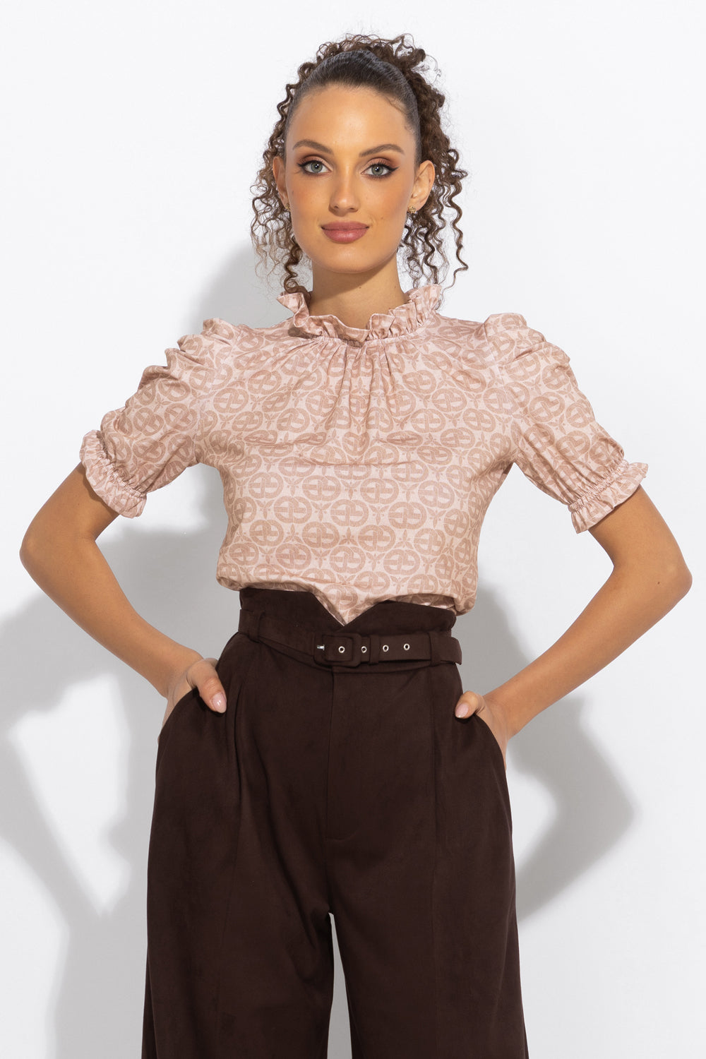 BLOUSE WITH RUFFLES - IVORY LOGO JIORO БЛУЗА С ЛОГО ПРИНТ И НАБОРИ - IVORY LOGO JIORO 