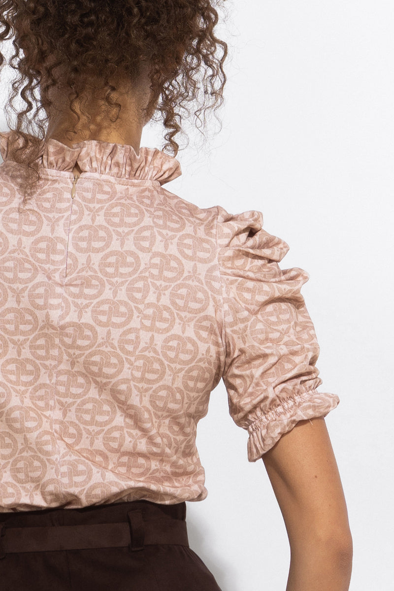 BLOUSE WITH RUFFLES - IVORY LOGO JIORO БЛУЗА С ЛОГО ПРИНТ И НАБОРИ - IVORY LOGO JIORO 