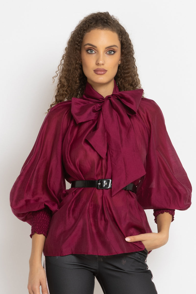 BOHEMIAN BURGUNDY BLOUSE WITH PUFF SLEEVES AND TIE-FRONT COLLAR - ESSENTIALS JIORO БОХЕМСКА РИЗА С БУФАН РЪКАВИ И ЯКА С ВРЪЗКИ В БУРГУНДИ - ESSENTIALS JIORO