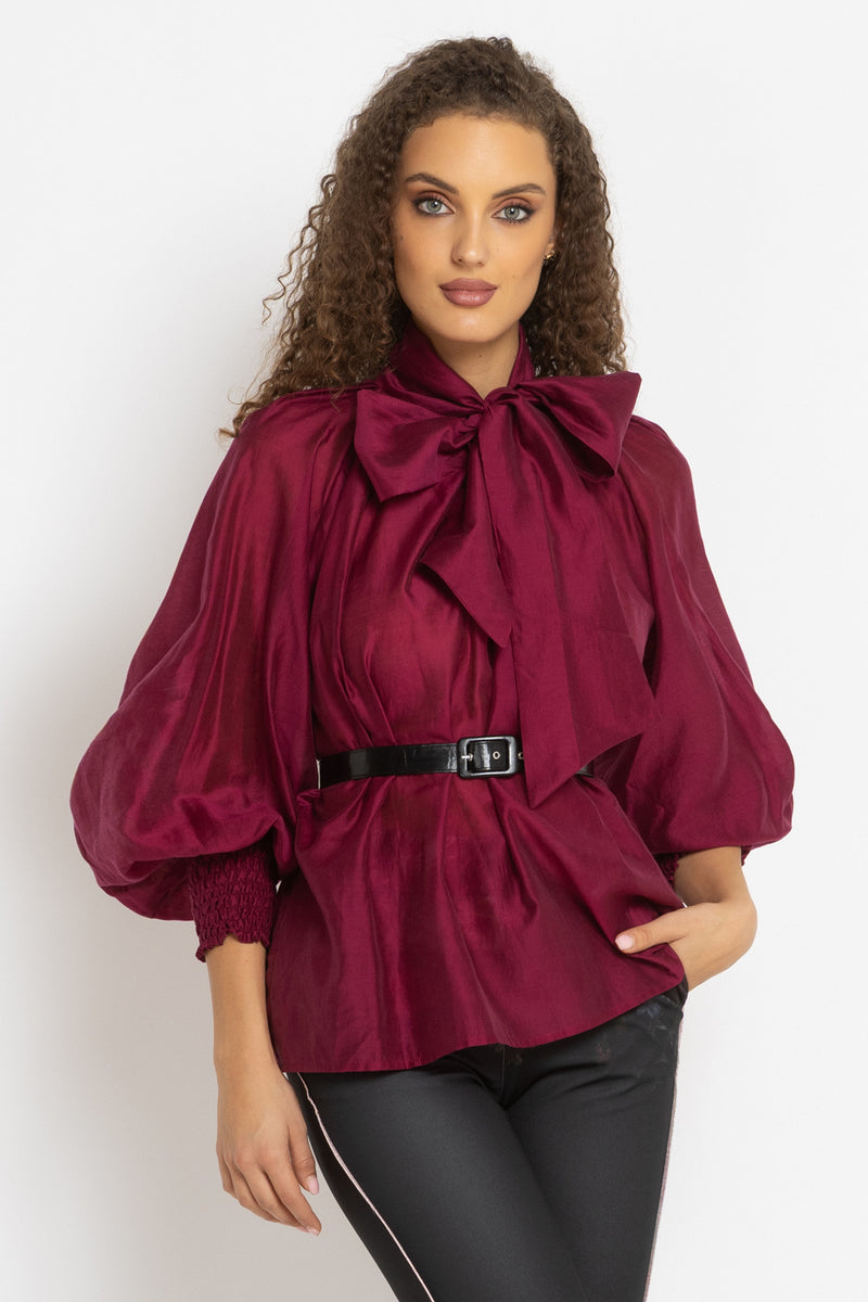 BOHEMIAN BURGUNDY BLOUSE WITH PUFF SLEEVES AND TIE-FRONT COLLAR - ESSENTIALS JIORO БОХЕМСКА РИЗА С БУФАН РЪКАВИ И ЯКА С ВРЪЗКИ В БУРГУНДИ - ESSENTIALS JIORO