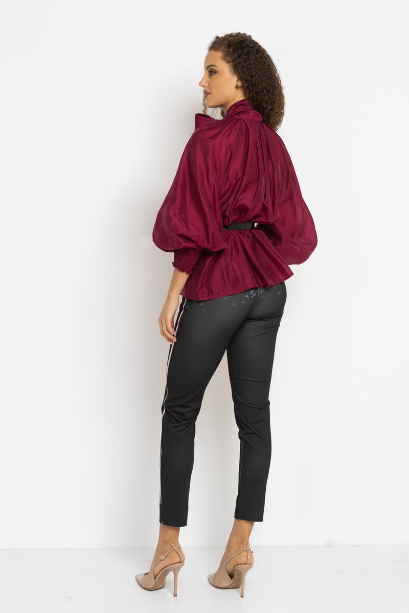 BOHEMIAN BURGUNDY BLOUSE WITH PUFF SLEEVES AND TIE-FRONT COLLAR - ESSENTIALS JIORO БОХЕМСКА РИЗА С БУФАН РЪКАВИ И ЯКА С ВРЪЗКИ В БУРГУНДИ - ESSENTIALS JIORO