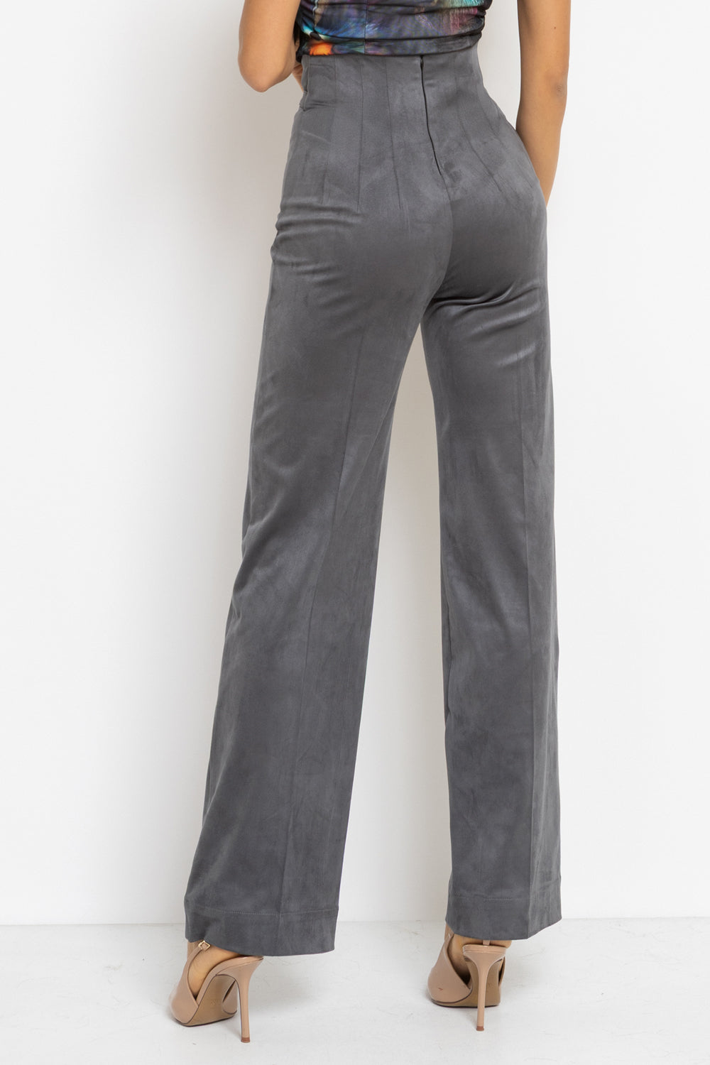 HIGH WAIST WIDE LEG PANTS IN GREY SUEDE - ESSENTIALS JIORO ПАНТАЛОН С ВИСОКА ТАЛИЯ И ШИРОК КРАЧОЛ ОТ СИВ ВЕЛУР - ESSENTIALS JIORO