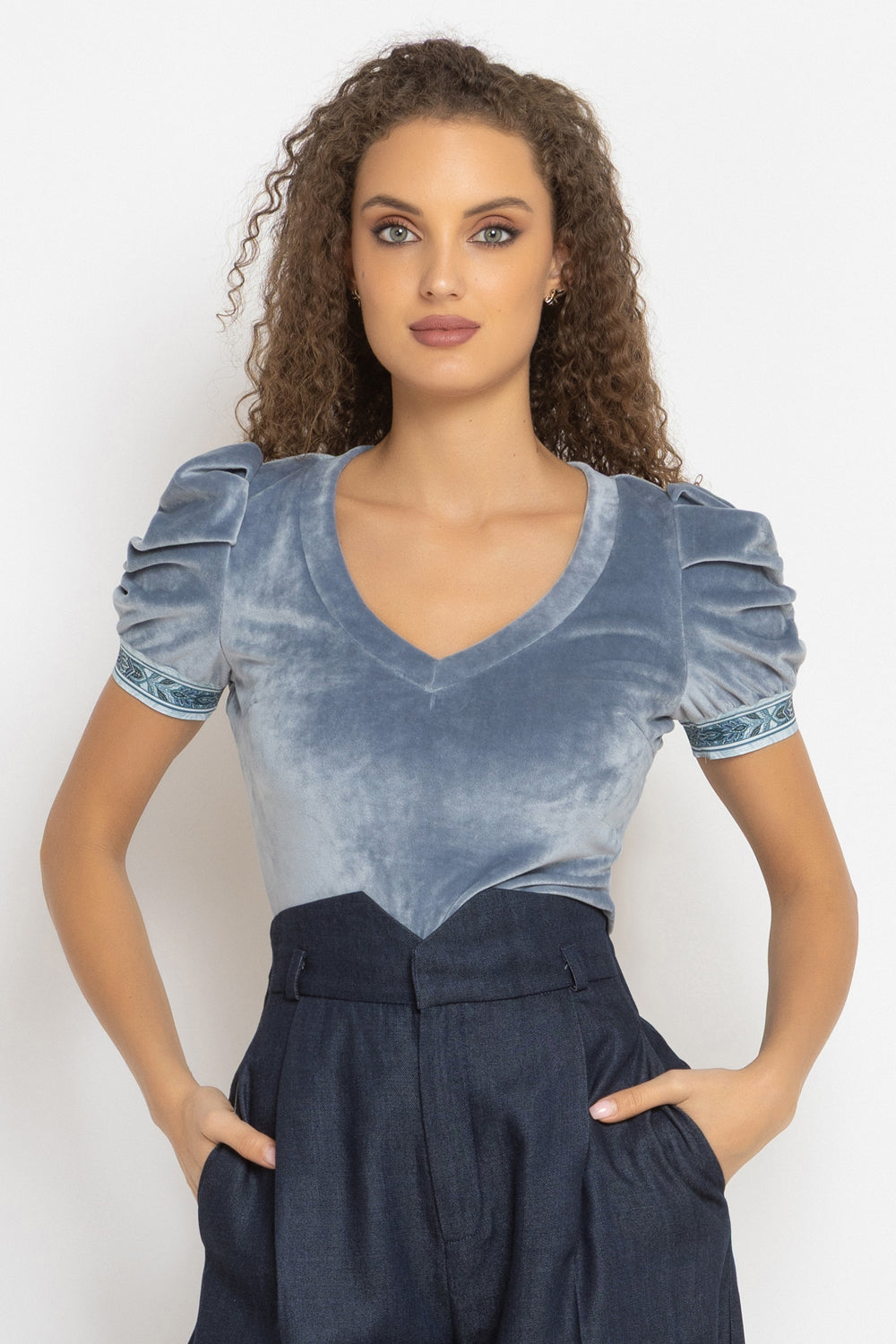 VELVET BLOUSE WITH PUFF SLEEVES AND V-NECKLINE IN STEEL GREY - ESSENTIALS JIORO БЛУЗА ОТ КАДИФЕ С НАБРАН КЪС РЪКАВ И V ДЕКОЛТЕ В СТОМАНЕНО СИВО - ESSENTIALS JIORO