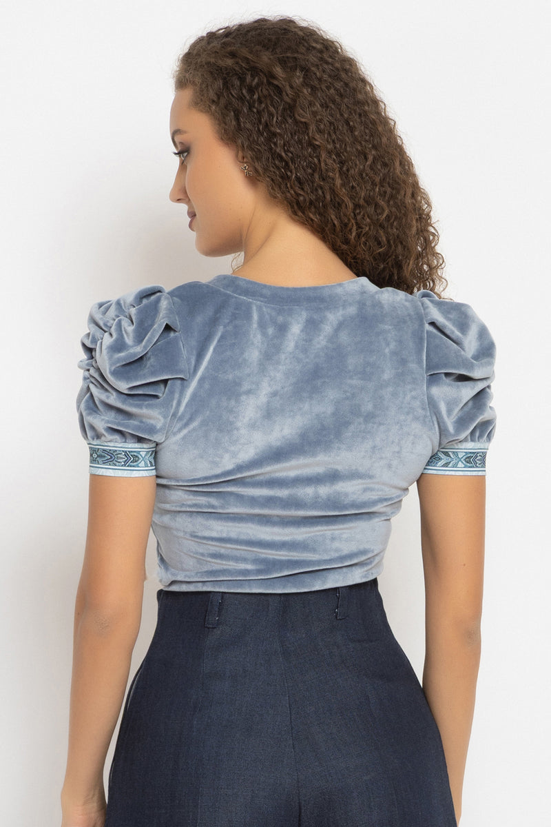 VELVET BLOUSE WITH PUFF SLEEVES AND V-NECKLINE IN STEEL GREY - ESSENTIALS JIORO БЛУЗА ОТ КАДИФЕ С НАБРАН КЪС РЪКАВ И V ДЕКОЛТЕ В СТОМАНЕНО СИВО - ESSENTIALS JIORO