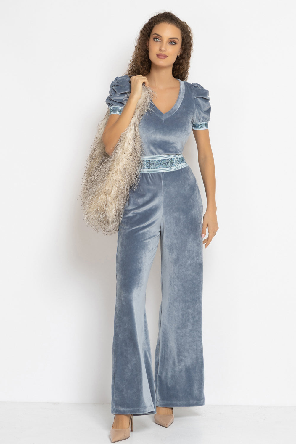 VELVET BLOUSE WITH PUFF SLEEVES AND V-NECKLINE IN STEEL GREY - ESSENTIALS JIORO БЛУЗА ОТ КАДИФЕ С НАБРАН КЪС РЪКАВ И V ДЕКОЛТЕ В СТОМАНЕНО СИВО - ESSENTIALS JIORO