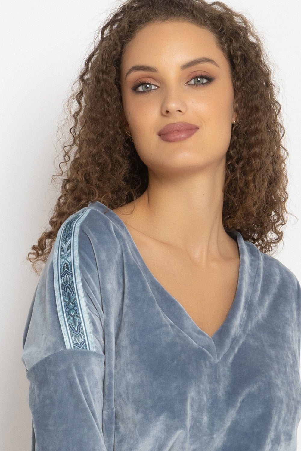 LOOSE SQUARE-CUT VELVET BLOUSE IN STEEL GREY - ESSENTIALS JIORO СВОБОДНА БЛУЗА ОТ КАДИФЕ В СТОМАНЕНО СИВО - ESSENTIALS JIORO