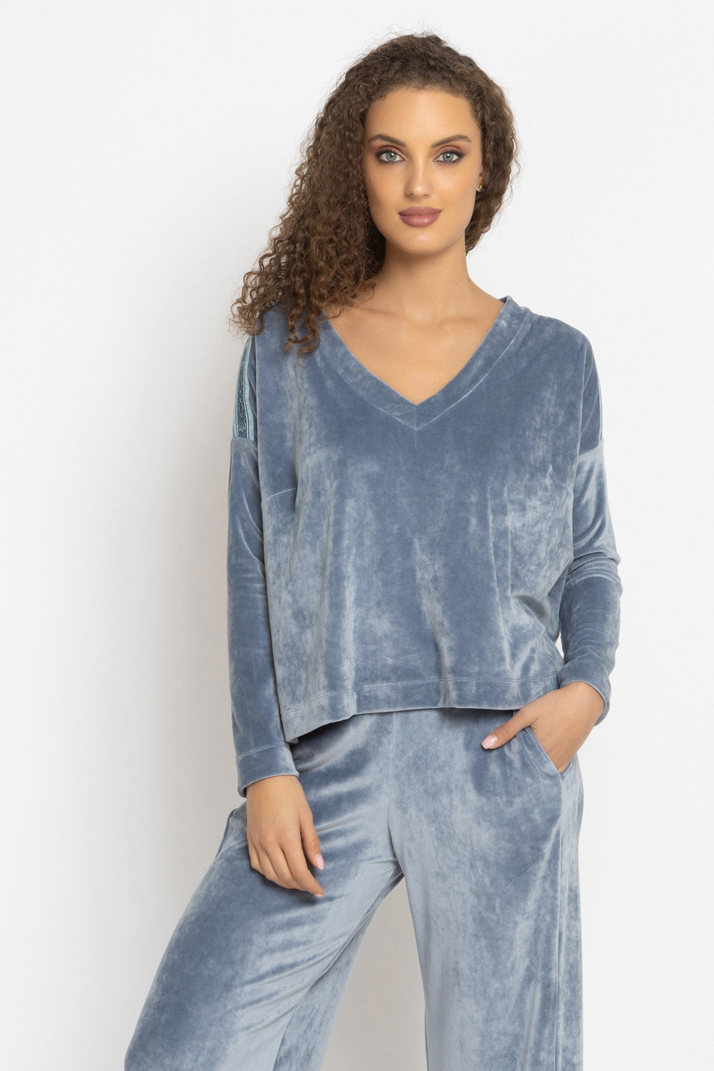 LOOSE SQUARE-CUT VELVET BLOUSE IN STEEL GREY - ESSENTIALS JIORO СВОБОДНА БЛУЗА ОТ КАДИФЕ В СТОМАНЕНО СИВО - ESSENTIALS JIORO