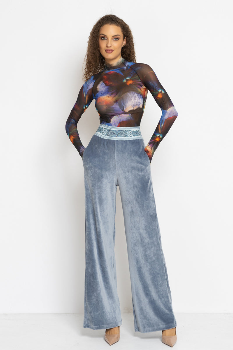 VELVET WIDE-LEG TROUSERS WITH ELASTIC WAIST IN STEEL GREY - ESSENTIALS JIORO БЛУЗА ОТ КАДИФЕ С НАБРАН КЪС РЪКАВ И V ДЕКОЛТЕ В СТОМАНЕНО СИВО - ESSENTIALS JIORO