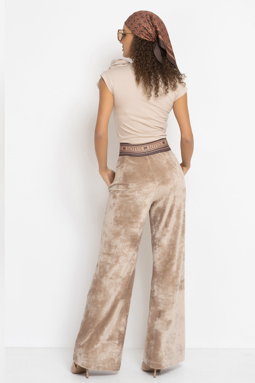 VELVET WIDE-LEG TROUSERS WITH ELASTIC WAIST IN BEIGE - ESSENTIALS JIORO ПАНТАЛОН ОТ КАДИФЕ С ШИРОК КРАЧОЛ И ЛАСТИК В ТАЛИЯ В БЕЖОВО - ESSENTIALS JIORO 