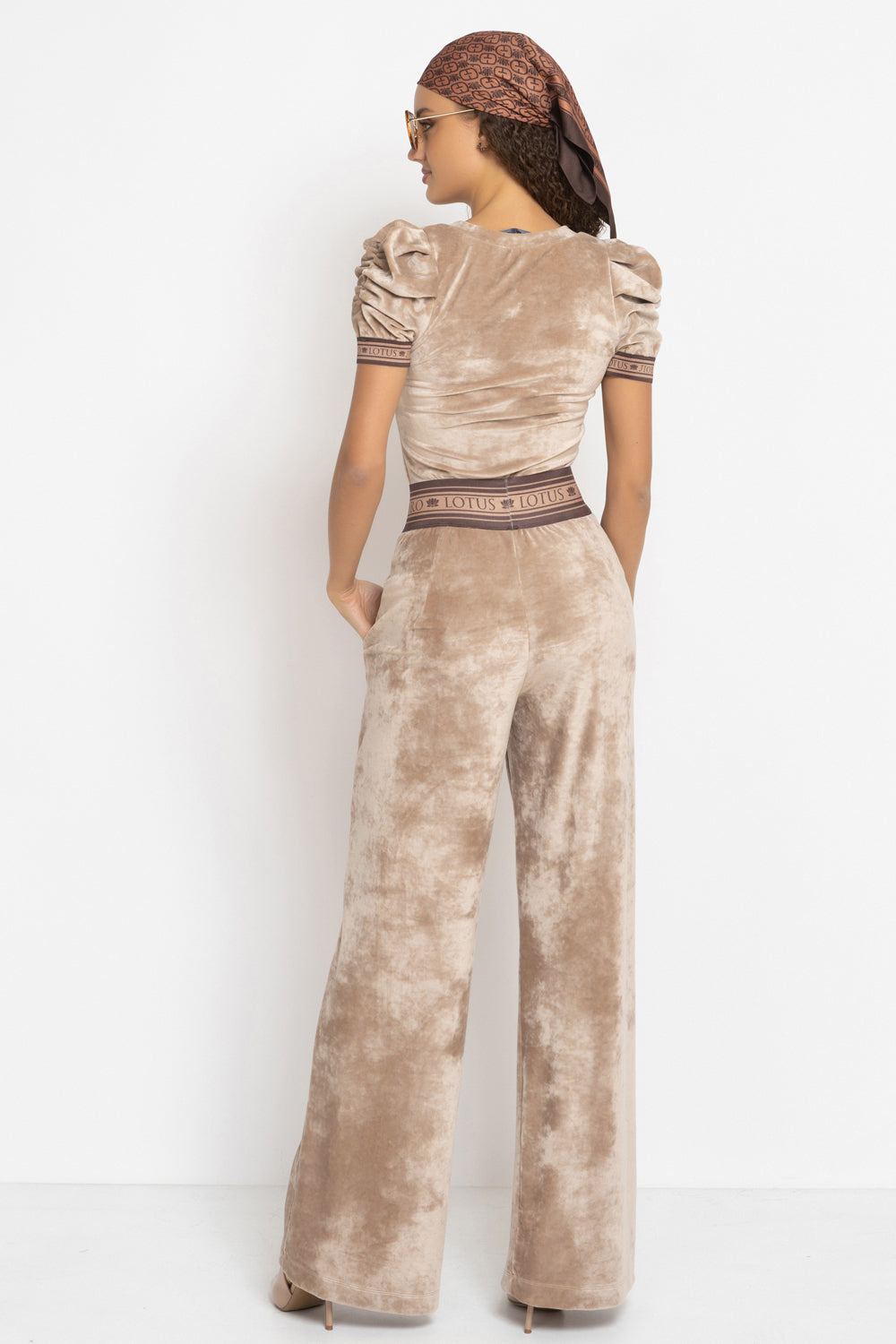 VELVET WIDE-LEG TROUSERS WITH ELASTIC WAIST IN BEIGE - ESSENTIALS JIORO ПАНТАЛОН ОТ КАДИФЕ С ШИРОК КРАЧОЛ И ЛАСТИК В ТАЛИЯ В БЕЖОВО - ESSENTIALS JIORO 