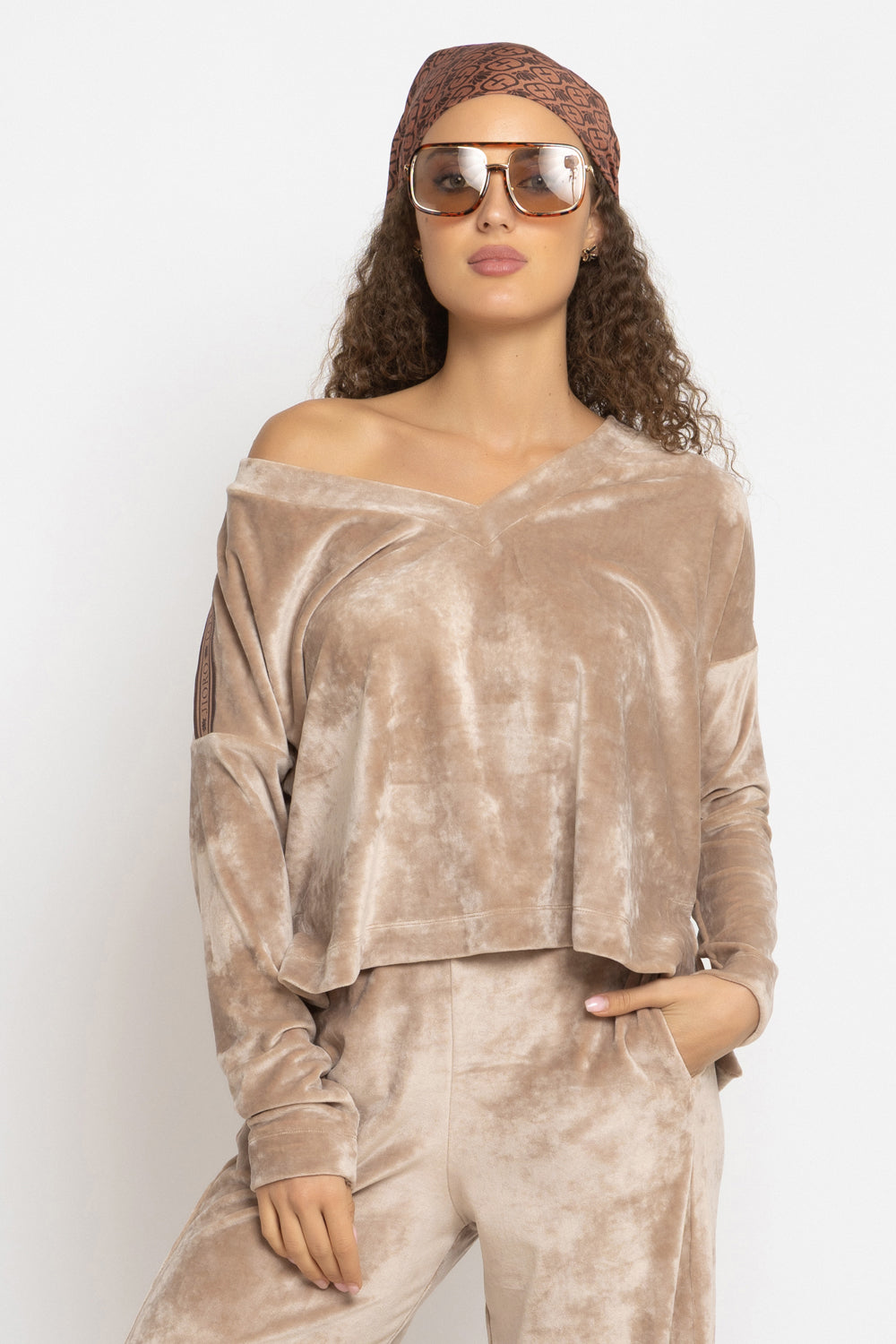 LOOSE SQUARE-CUT VELVET BLOUSE IN BEIGE - ESSENTIALS JIORO СВОБОДНА БЛУЗА ОТ КАДИФЕ В БЕЖОВО - ESSENTIALS JIORO