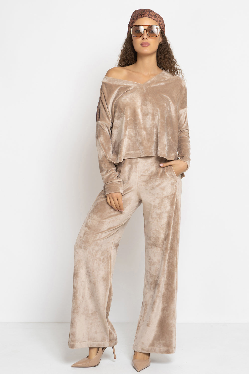VELVET WIDE-LEG TROUSERS WITH ELASTIC WAIST IN BEIGE - ESSENTIALS JIORO ПАНТАЛОН ОТ КАДИФЕ С ШИРОК КРАЧОЛ И ЛАСТИК В ТАЛИЯ В БЕЖОВО - ESSENTIALS JIORO 