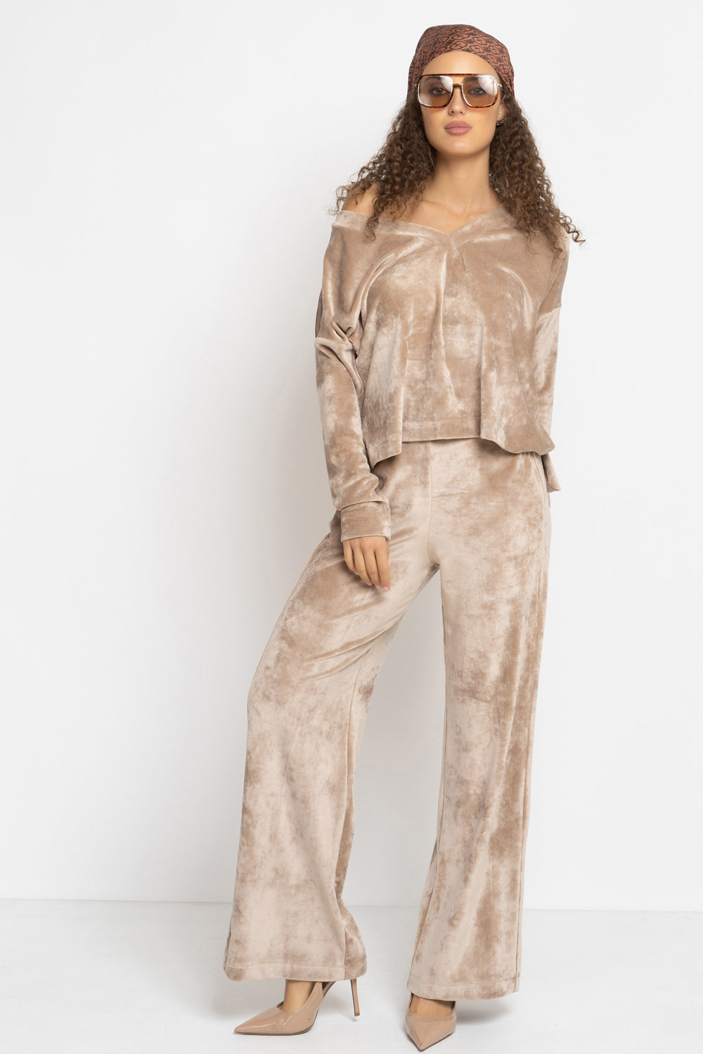 LOOSE SQUARE-CUT VELVET BLOUSE IN BEIGE - ESSENTIALS JIORO СВОБОДНА БЛУЗА ОТ КАДИФЕ В БЕЖОВО - ESSENTIALS JIORO