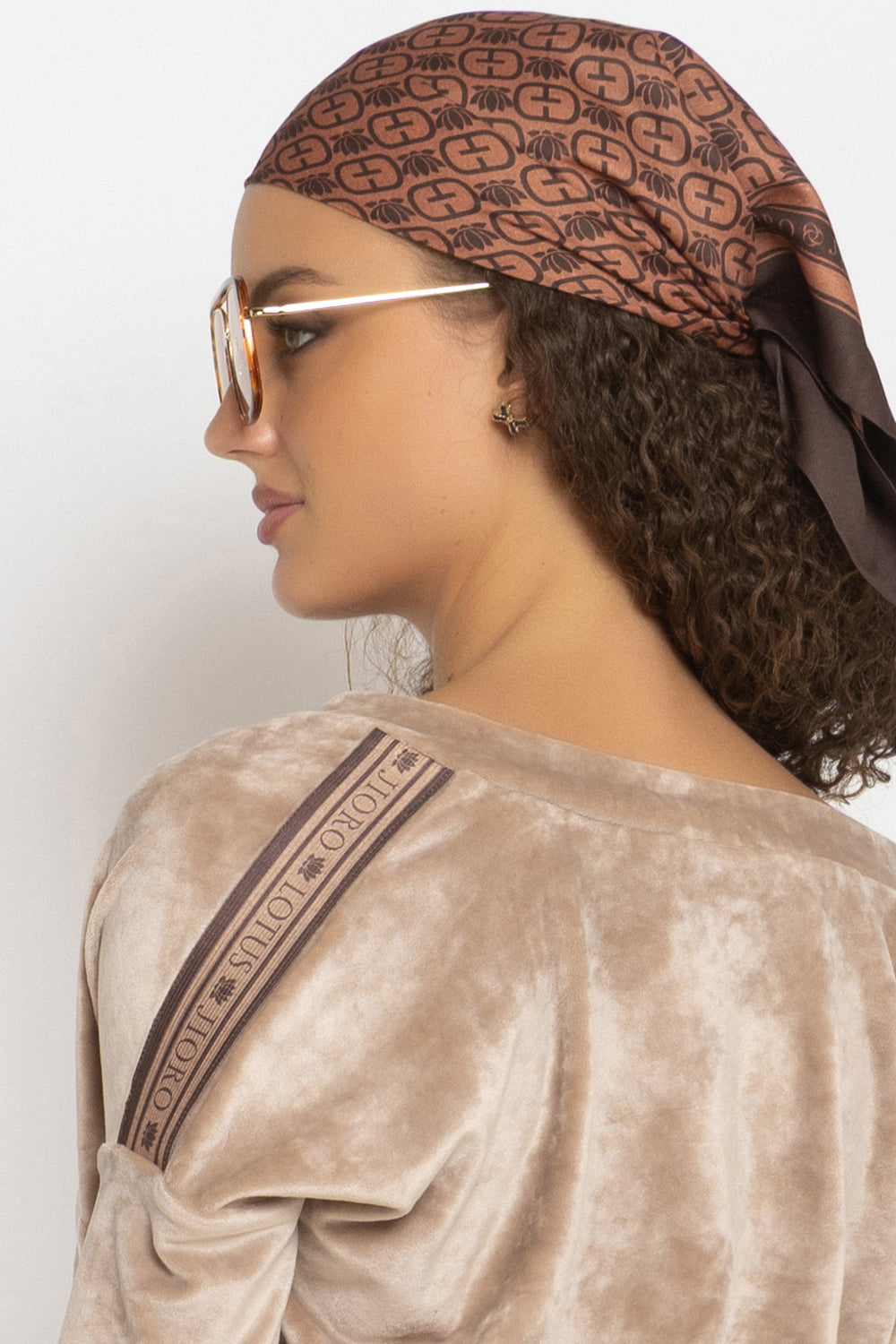 LOOSE SQUARE-CUT VELVET BLOUSE IN BEIGE - ESSENTIALS JIORO СВОБОДНА БЛУЗА ОТ КАДИФЕ В БЕЖОВО - ESSENTIALS JIORO