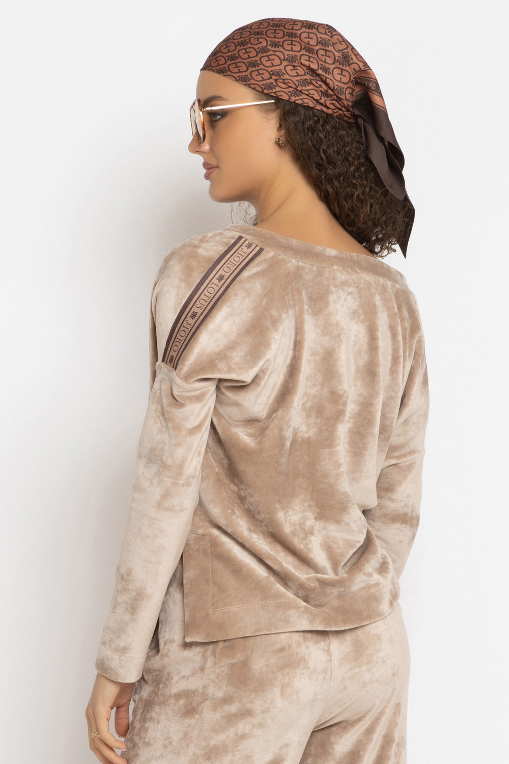 LOOSE SQUARE-CUT VELVET BLOUSE IN BEIGE - ESSENTIALS JIORO СВОБОДНА БЛУЗА ОТ КАДИФЕ В БЕЖОВО - ESSENTIALS JIORO