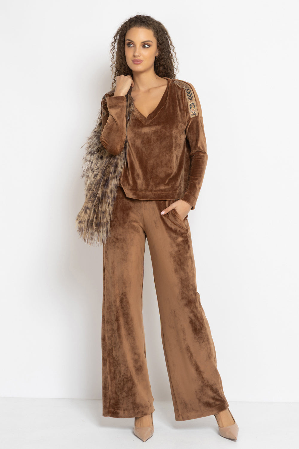 LOOSE SQUARE-CUT VELVET BLOUSE IN CAMEL - ESSENTIALS JIORO СВОБОДНА БЛУЗА ОТ КАДИФЕ В ЦВЯТ КАМЕЛ - ESSENTIALS JIORO