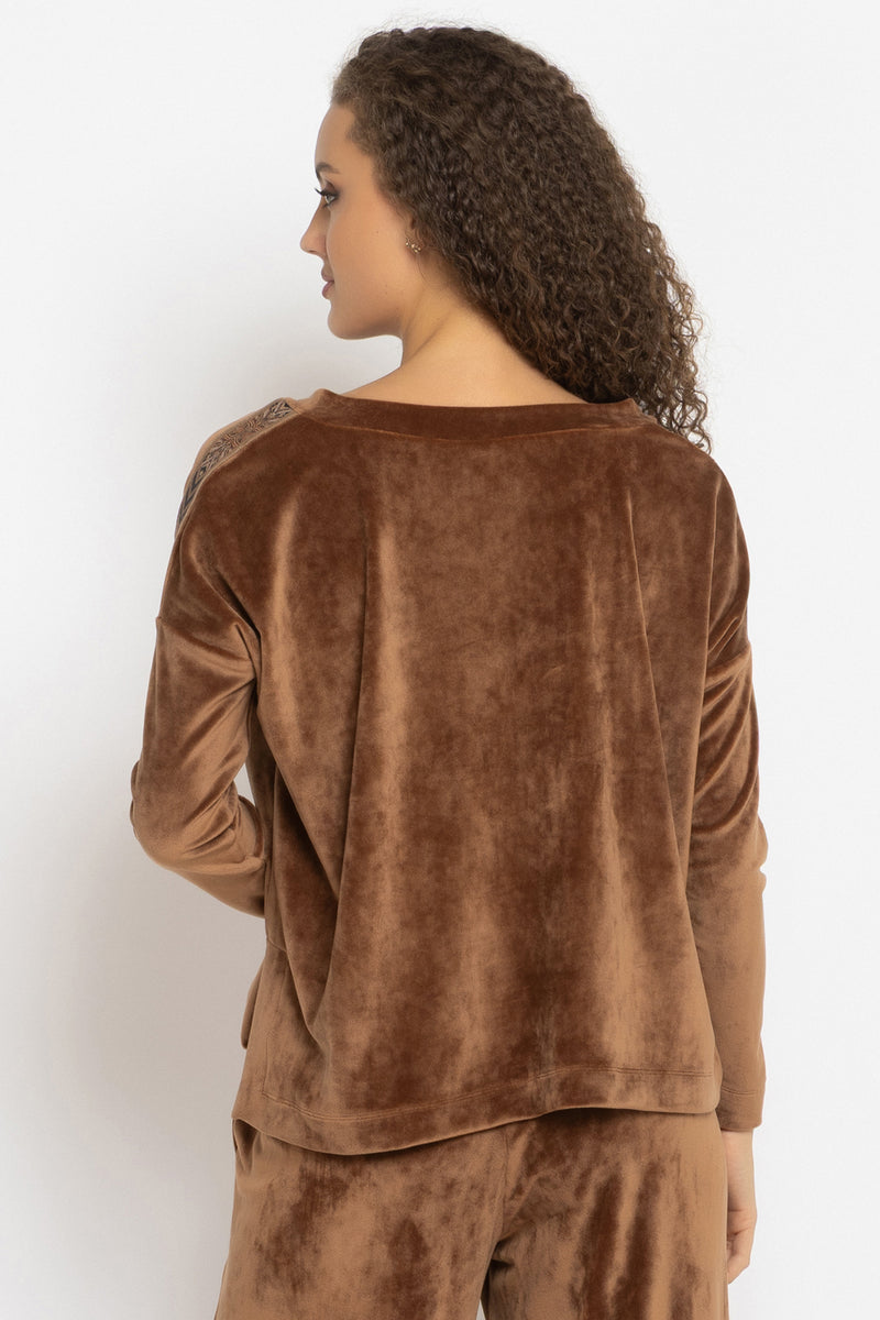 LOOSE SQUARE-CUT VELVET BLOUSE IN CAMEL - ESSENTIALS JIORO СВОБОДНА БЛУЗА ОТ КАДИФЕ В ЦВЯТ КАМЕЛ - ESSENTIALS JIORO