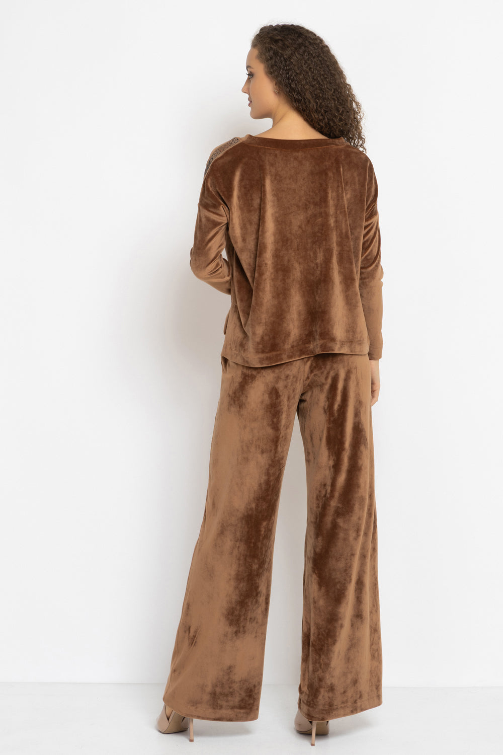 LOOSE SQUARE-CUT VELVET BLOUSE IN CAMEL - ESSENTIALS JIORO СВОБОДНА БЛУЗА ОТ КАДИФЕ В ЦВЯТ КАМЕЛ - ESSENTIALS JIORO