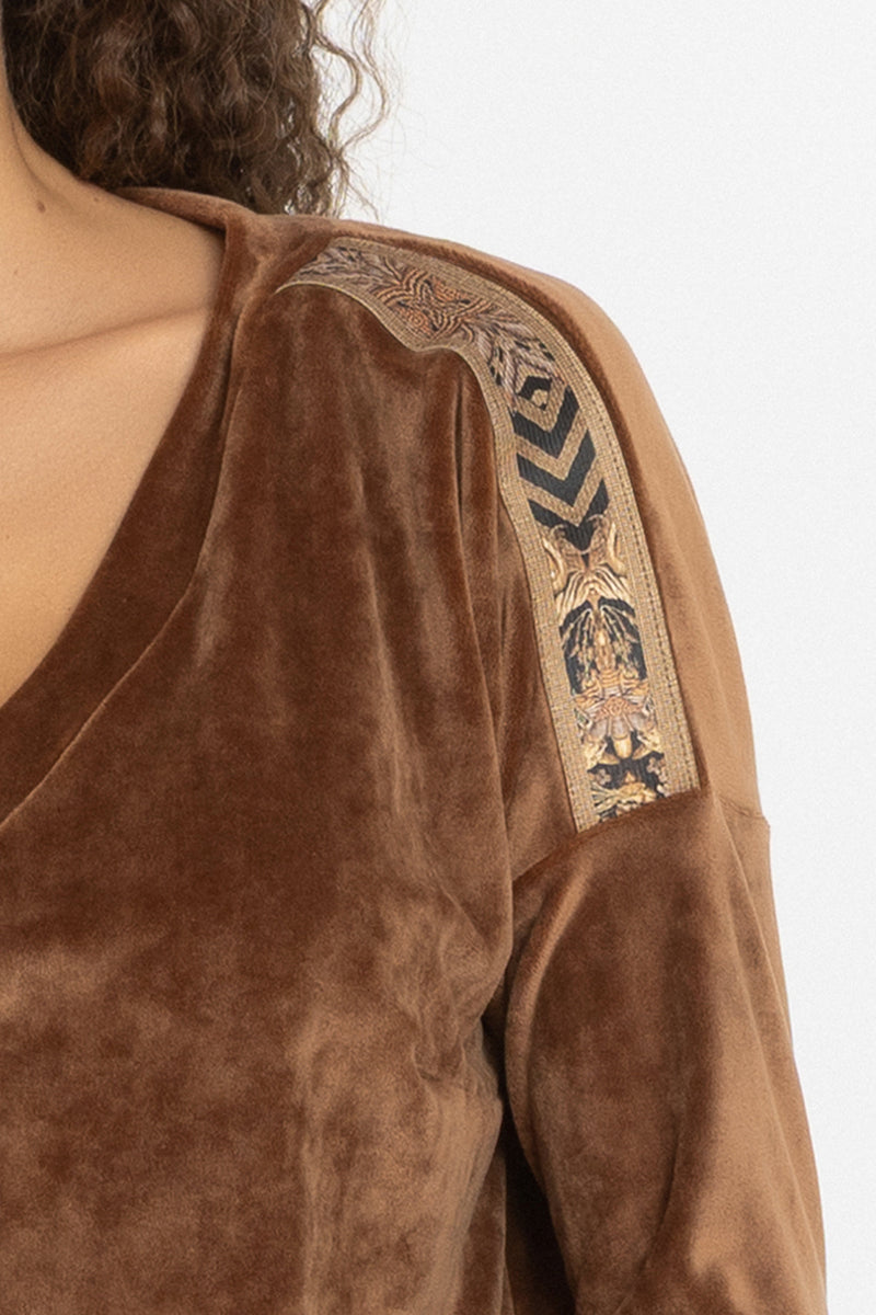LOOSE SQUARE-CUT VELVET BLOUSE IN CAMEL - ESSENTIALS JIORO СВОБОДНА БЛУЗА ОТ КАДИФЕ В ЦВЯТ КАМЕЛ - ESSENTIALS JIORO
