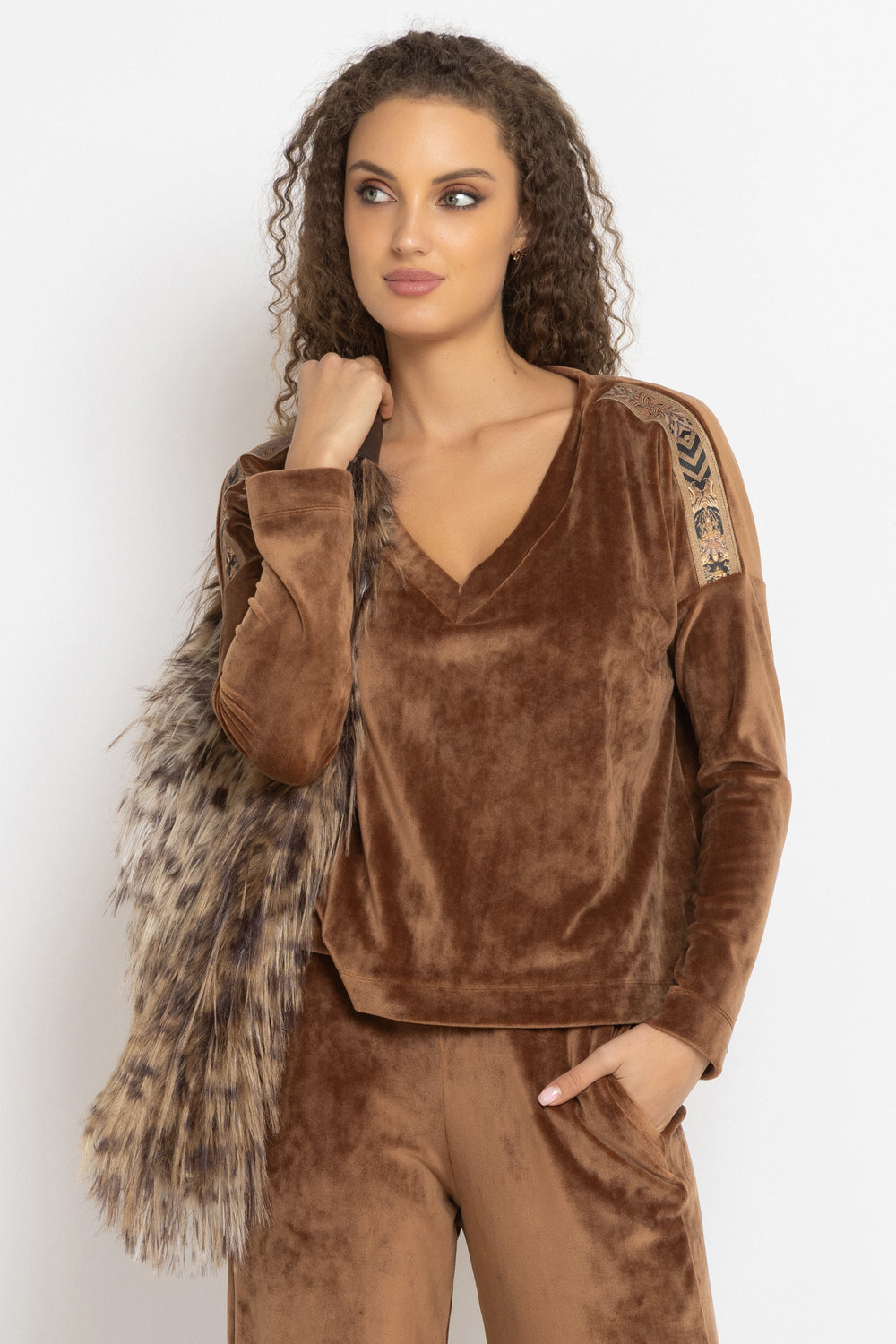LOOSE SQUARE-CUT VELVET BLOUSE IN CAMEL - ESSENTIALS JIORO СВОБОДНА БЛУЗА ОТ КАДИФЕ В ЦВЯТ КАМЕЛ - ESSENTIALS JIORO