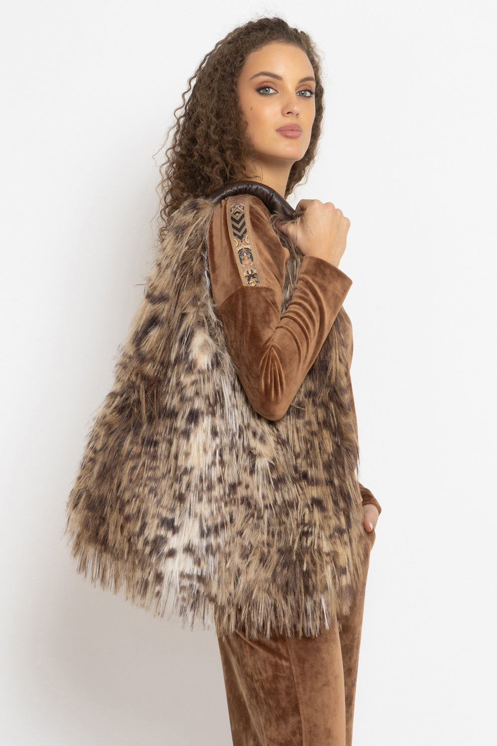 LOOSE SQUARE-CUT VELVET BLOUSE IN CAMEL - ESSENTIALS JIORO СВОБОДНА БЛУЗА ОТ КАДИФЕ В ЦВЯТ КАМЕЛ - ESSENTIALS JIORO