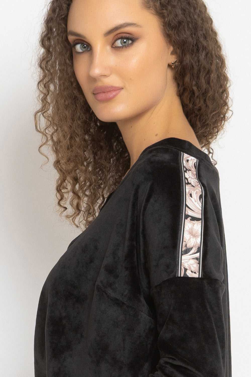 LOOSE SQUARE-CUT VELVET BLOUSE IN BLACK - ESSENTIALS