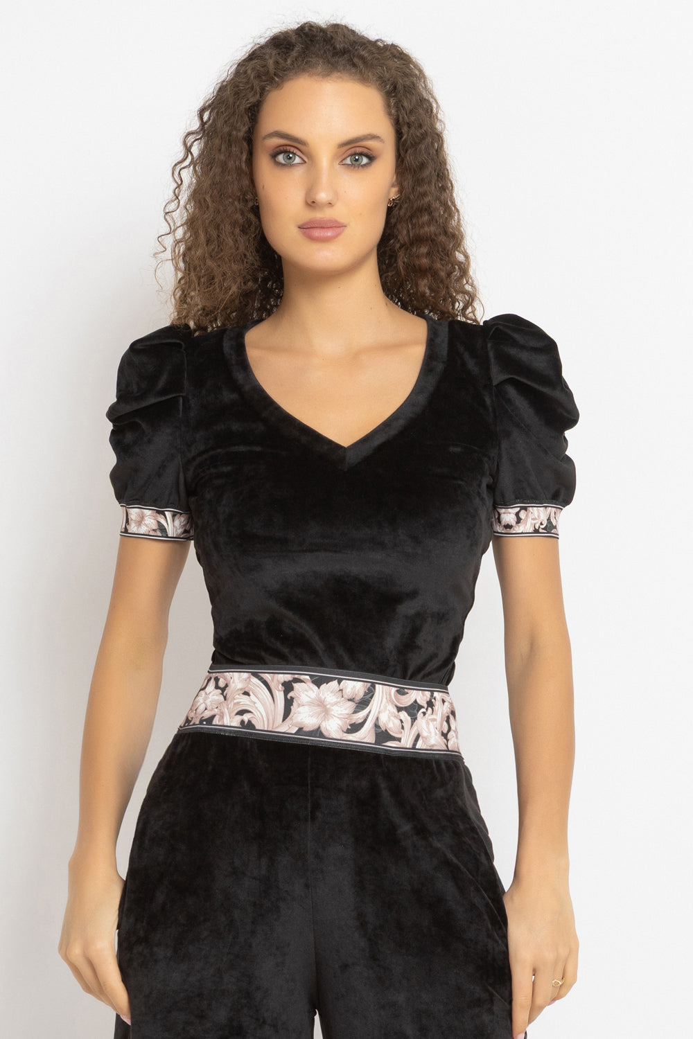 БЛУЗА ОТ КАДИФЕ С НАБРАН КЪС РЪКАВ И V ДЕКОЛТЕ В ЧЕРНО - ESSENTIALS