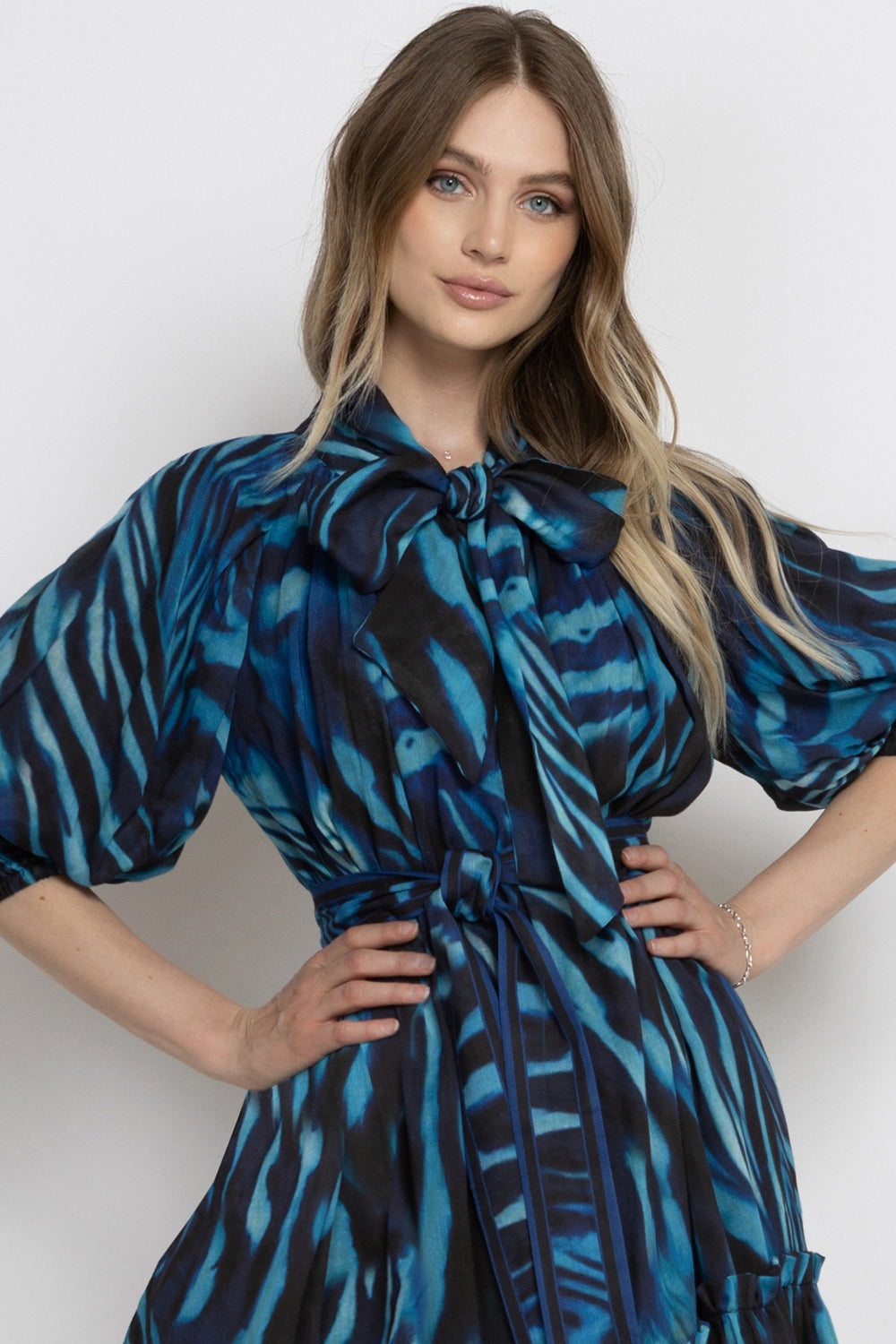 FLARED LYOCELL MIDI DRESS WITH BOW AND VOLUMINOUS SLEEVES - SHADES OF BLUE JIORO РАЗКРОЕНА МИДИ РОКЛЯ ОТ ЛИОСЕЛ С ПАНДЕЛКА И ОБЕМНИ РЪКАВИ - SHADES OF BLUE JIORO