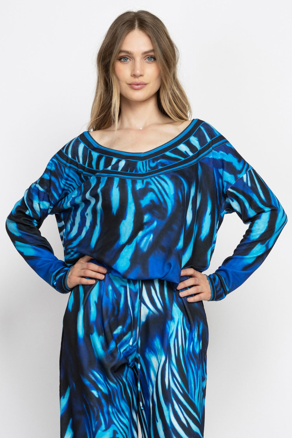 FINE KNIT RELAXED TOP WITH V-NECK - SHADES OF BLUE JIORO СВОБОДНА БЛУЗА ОТ ФИНО ПЛЕТИВО С V-ДЕКОЛТЕ - SHADES OF BLUE JIORO