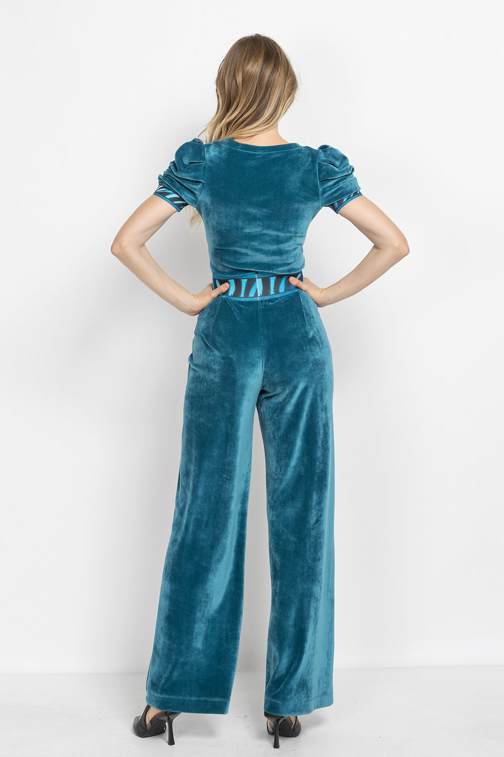 DUSTY TEAL V-NECK VELVET TOP WITH PUFF SLEEVES SHADES OF BLUE TRIM- ESSENTIALS JIORO БЛУЗА ОТ КАДИФЕ В ЦВЯТ ТИЙЛ С V-ДЕКОЛТЕ И НАБРАНИ РЪКАВИ SHADES OF BLUE - ESSENTIALS JIORO