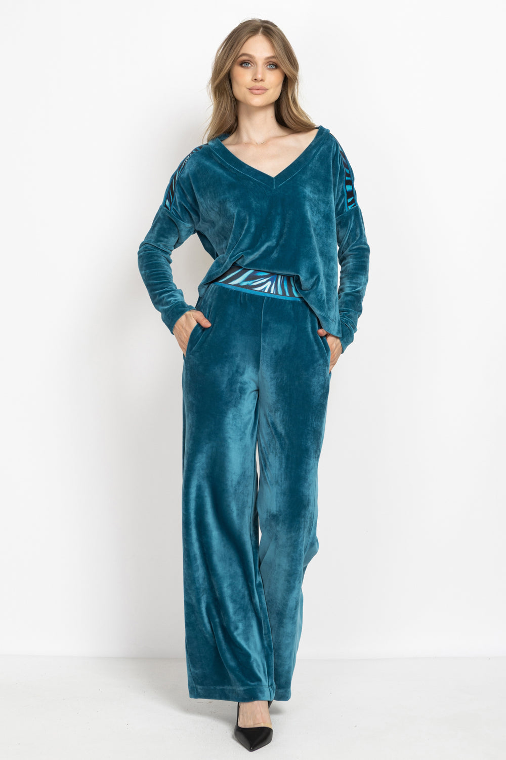 DUSTY TEAL VELVET WIDE-LEG PANTS WITH SHADES OF BLUE WAISTBAND - ESSENTIALS JIORO ШИРОК ПАНТАЛОН ОТ КАДИФЕ В ЦВЯТ ТИЙЛ С ЛАСТИК SHADES OF BLUE - ESSENTIALS JIORO