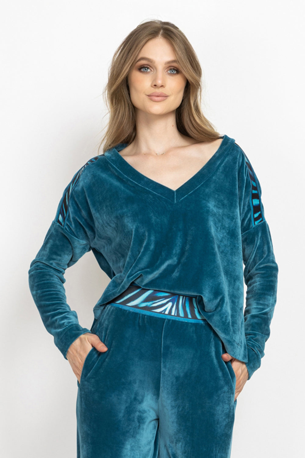 DUSTY TEAL RELAXED V-NECK VELVET TOP WITH SHADES OF BLUE PRINT TRIM - ESSENTIALS JIORO СВОБОДЕН ТОП ОТ КАДИФЕ В ЦВЯТ ТИЙЛ С КАНТ SHADES OF BLUE - ESSENTIALS JIORO