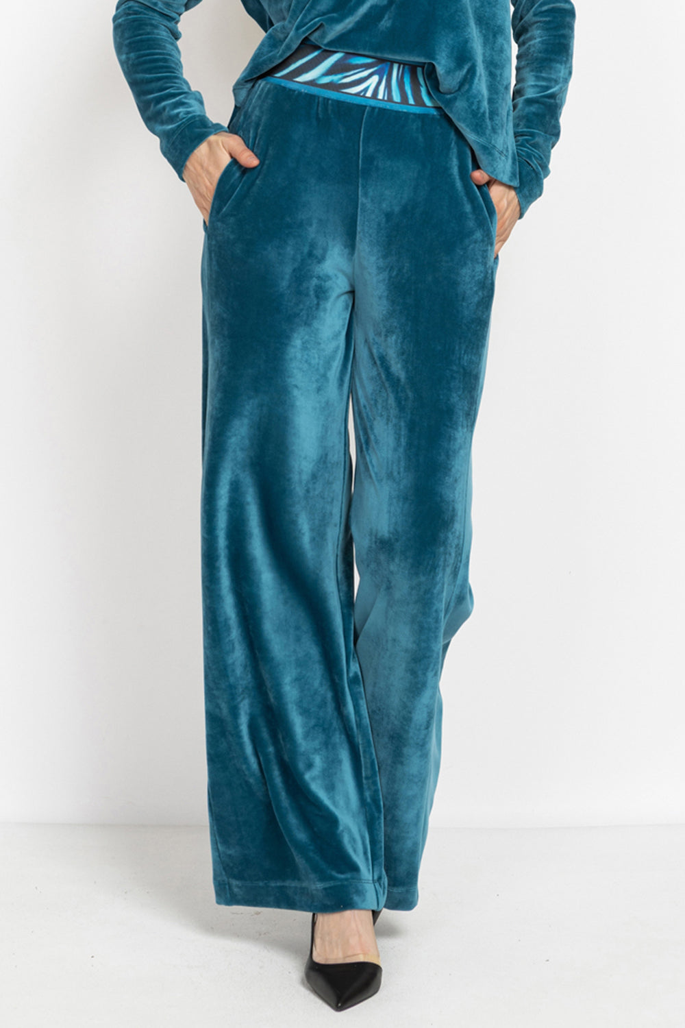 DUSTY TEAL VELVET WIDE-LEG PANTS WITH SHADES OF BLUE WAISTBAND - ESSENTIALS JIORO ШИРОК ПАНТАЛОН ОТ КАДИФЕ В ЦВЯТ ТИЙЛ С ЛАСТИК SHADES OF BLUE - ESSENTIALS JIORO