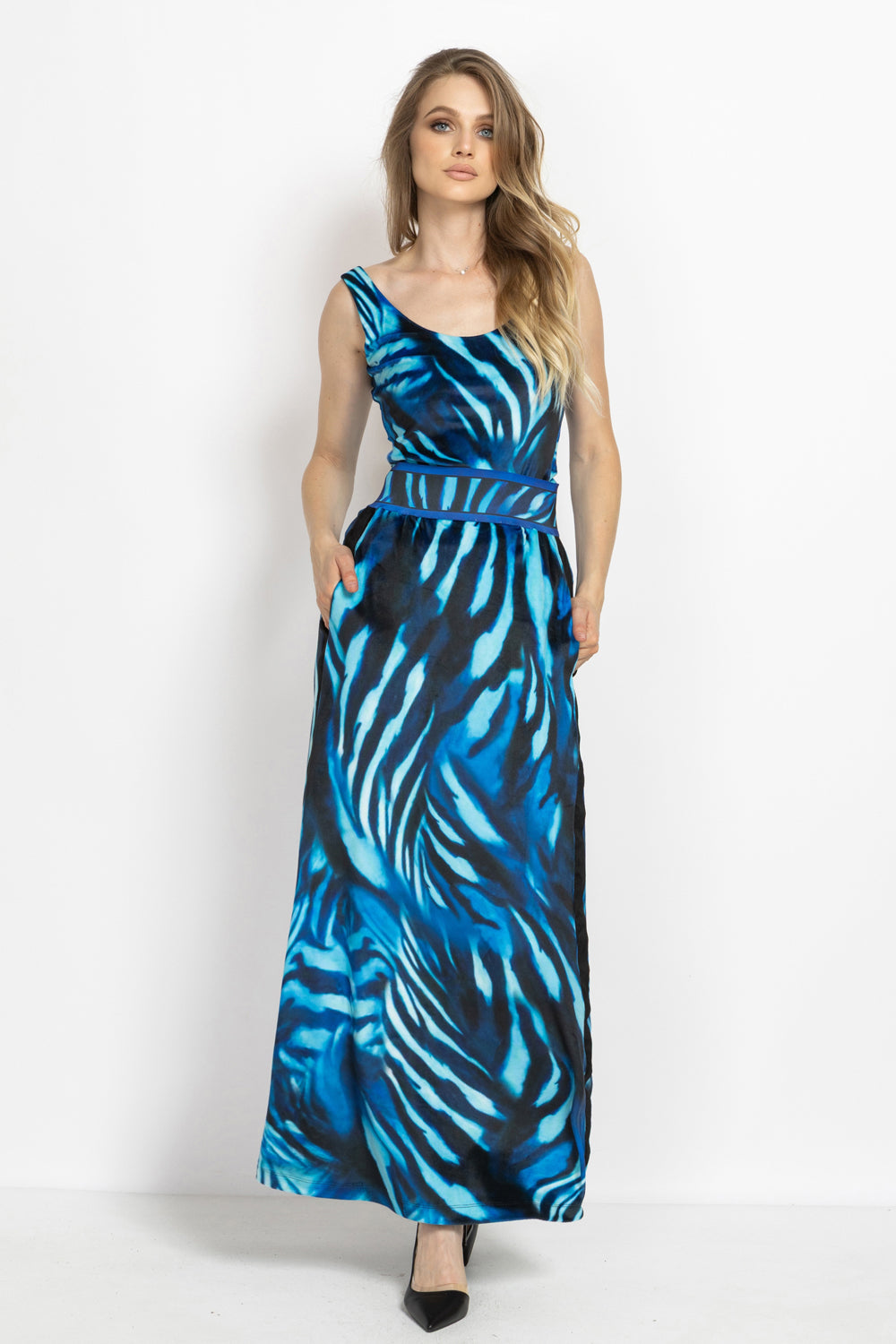 SLEEVELESS VELVET BODYSUIT WITH DEEP SCOOP NECKLINE AND MODAL LINING - SHADES OF BLUE JIORO БОДИ ОТ КАДИФЕ БЕЗ РЪКАВИ С ДЪЛБОКО ОБЛО ДЕКОЛТЕ И ПОДПЛАТА ОТ МОДАЛ – SHADES OF BLUE JIORO
