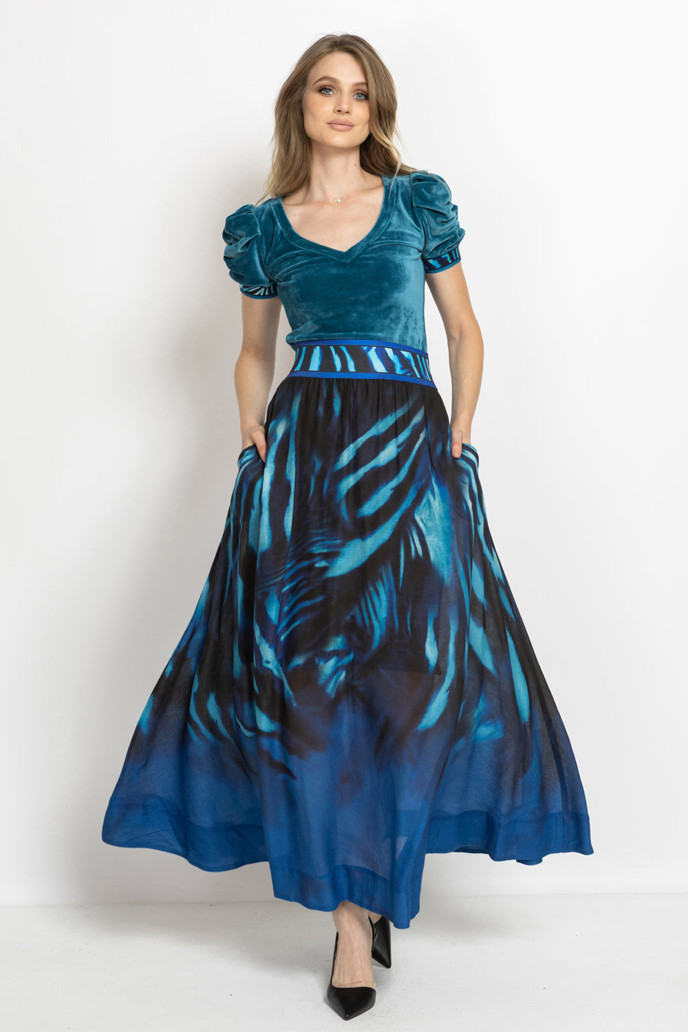 DUSTY TEAL V-NECK VELVET TOP WITH PUFF SLEEVES SHADES OF BLUE TRIM- ESSENTIALS JIORO БЛУЗА ОТ КАДИФЕ В ЦВЯТ ТИЙЛ С V-ДЕКОЛТЕ И НАБРАНИ РЪКАВИ SHADES OF BLUE - ESSENTIALS JIORO