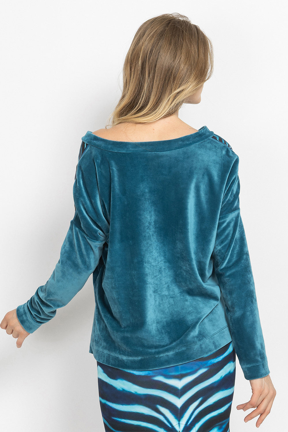 DUSTY TEAL RELAXED V-NECK VELVET TOP WITH SHADES OF BLUE PRINT TRIM - ESSENTIALS JIORO СВОБОДЕН ТОП ОТ КАДИФЕ В ЦВЯТ ТИЙЛ С КАНТ SHADES OF BLUE - ESSENTIALS JIORO
