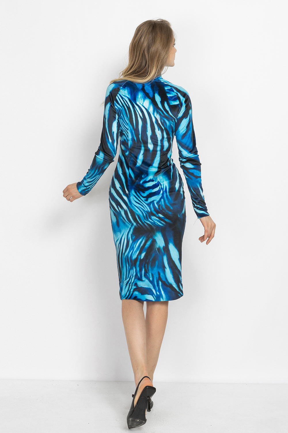 HIGH-NECK MIDI VELVET DRESS WITH LONG RAGLAN SLEEVES - SHADES OF BLUE JIORO МИДИ РОКЛЯ ОТ КАДИФЕ С ВИСОКА ЯКА И ДЪЛГИ РЕГЛАН РЪКАВИ - SHADES OF BLUE JIORO