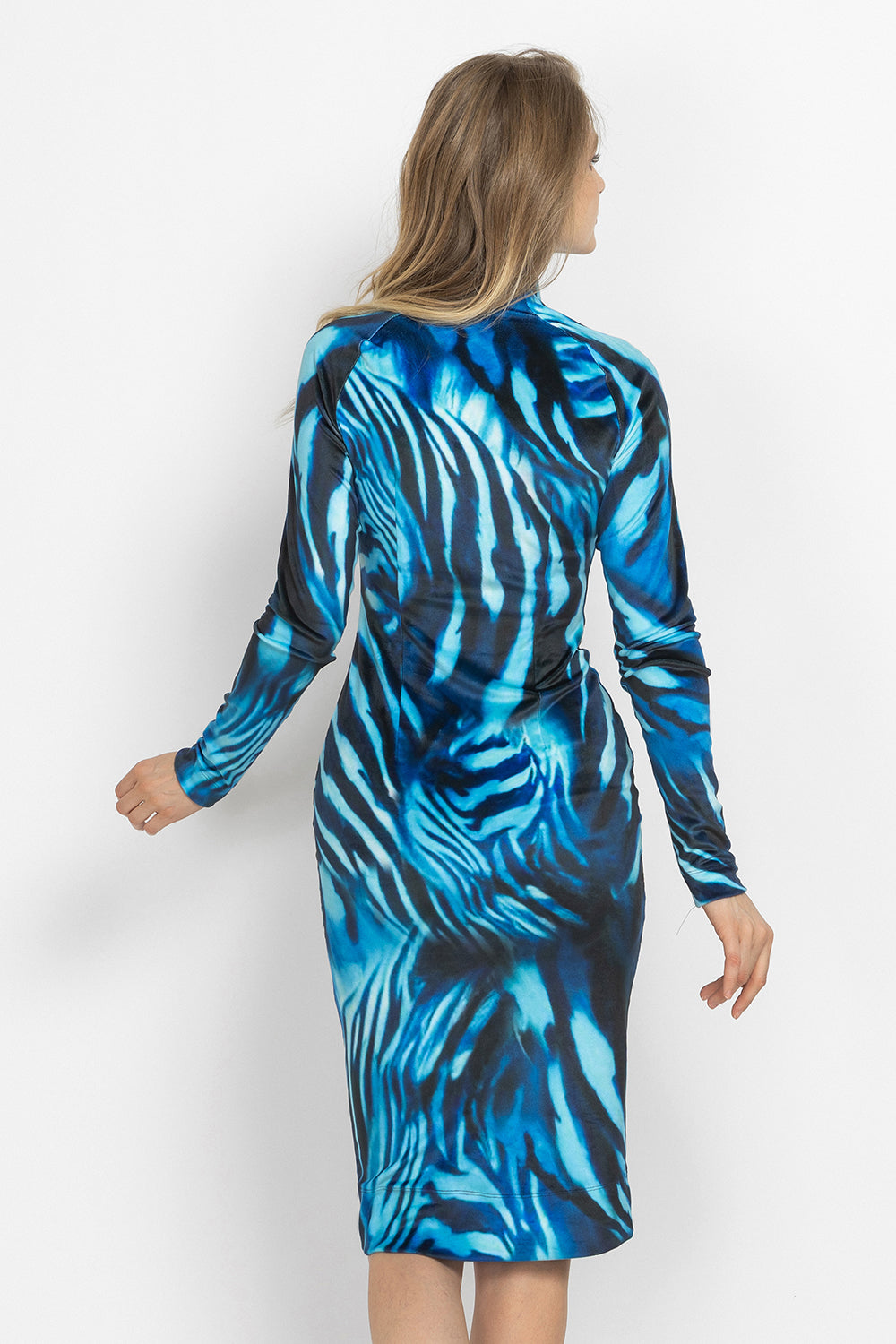 HIGH-NECK MIDI VELVET DRESS WITH LONG RAGLAN SLEEVES - SHADES OF BLUE JIORO МИДИ РОКЛЯ ОТ КАДИФЕ С ВИСОКА ЯКА И ДЪЛГИ РЕГЛАН РЪКАВИ - SHADES OF BLUE JIORO